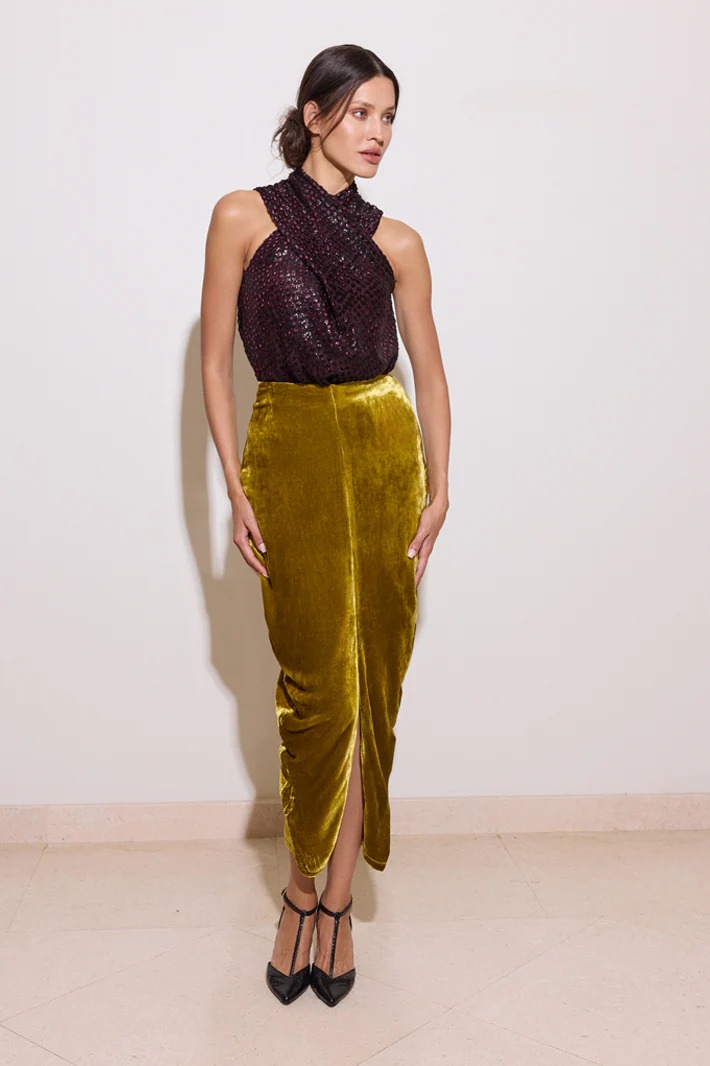 صيحة الطقم المحدد للجسم والألوان العميقة من Noora Hefzi