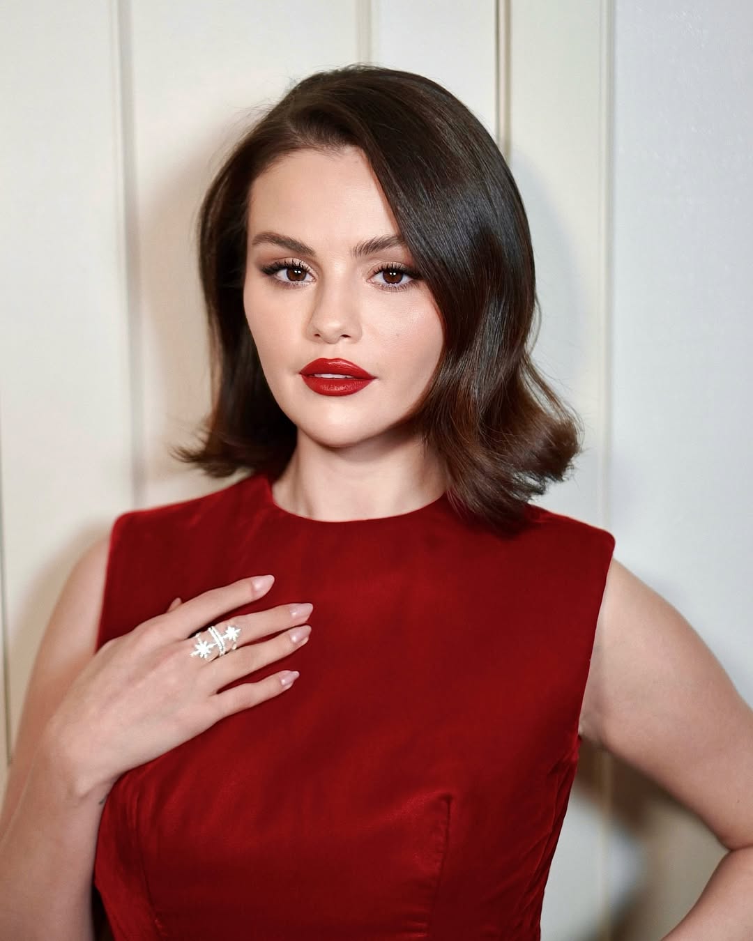 اطلالة Selena Gomez بأحمر الشفاه المخملي