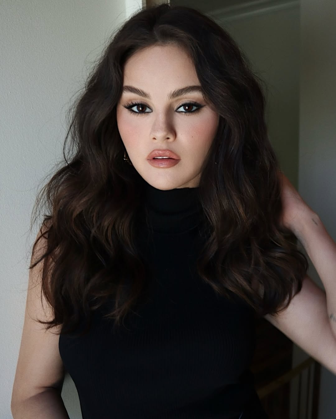 صيحة الظلال البنية مع الأسود من اطلالة Selena Gomez- الصورة من حساب Hung Vanngo على انستغرام