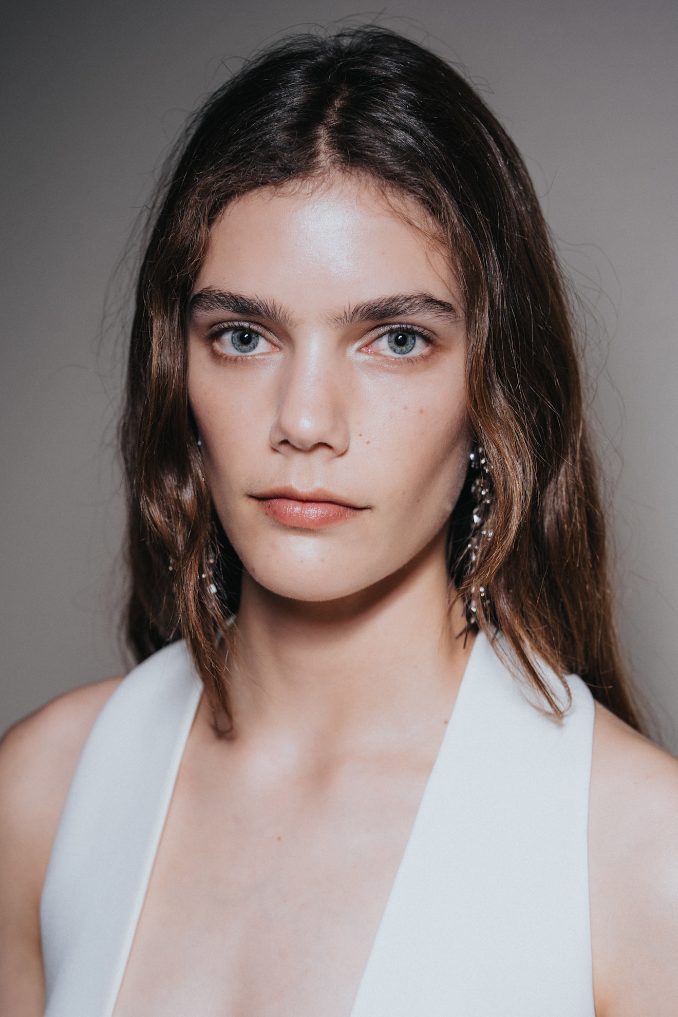 صيحة الظلال البيضاء على الجفون من دار Balenciaga