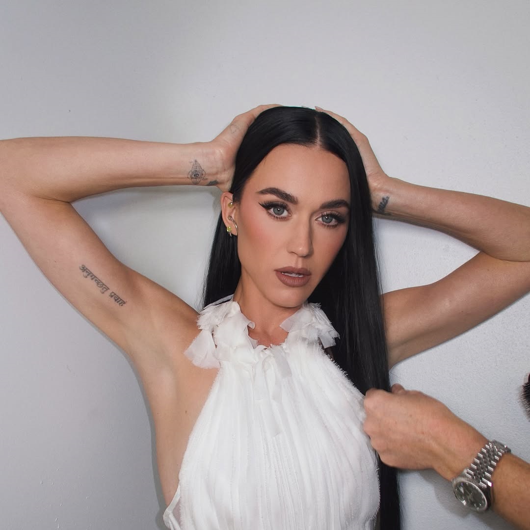 صيحة الظلال السوداء بأسلوب كاتي بيري