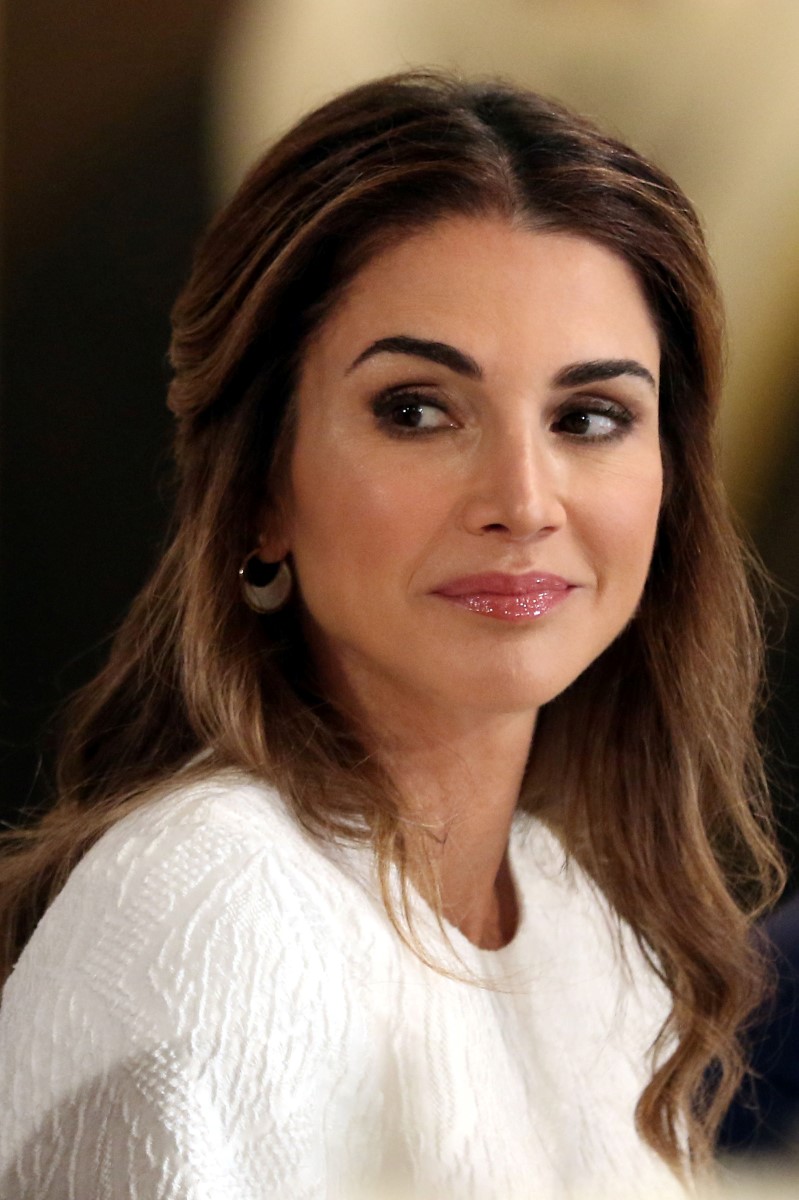 صيحة الظلال المشرقة مع خطوط الكحل الاسود بأسلوب الملكة رانيا