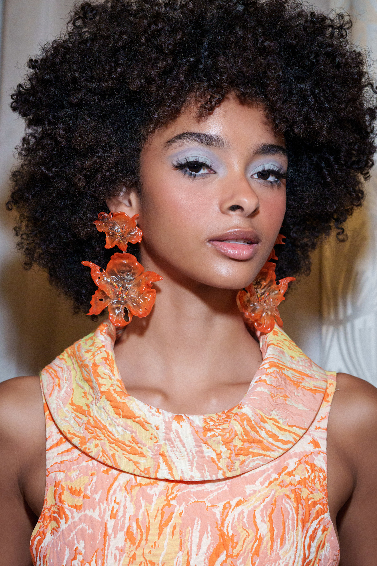 صيحة الـDenim Makeup  بأسلوب السموكي من دار Paul Costelloe