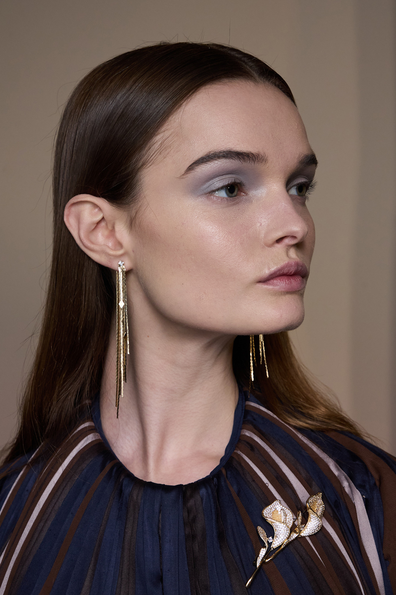 صيحة الـDenim Makeup  مع الظلال الكحلية مع الظلال الكحلية العريضة من دار Tory Burch