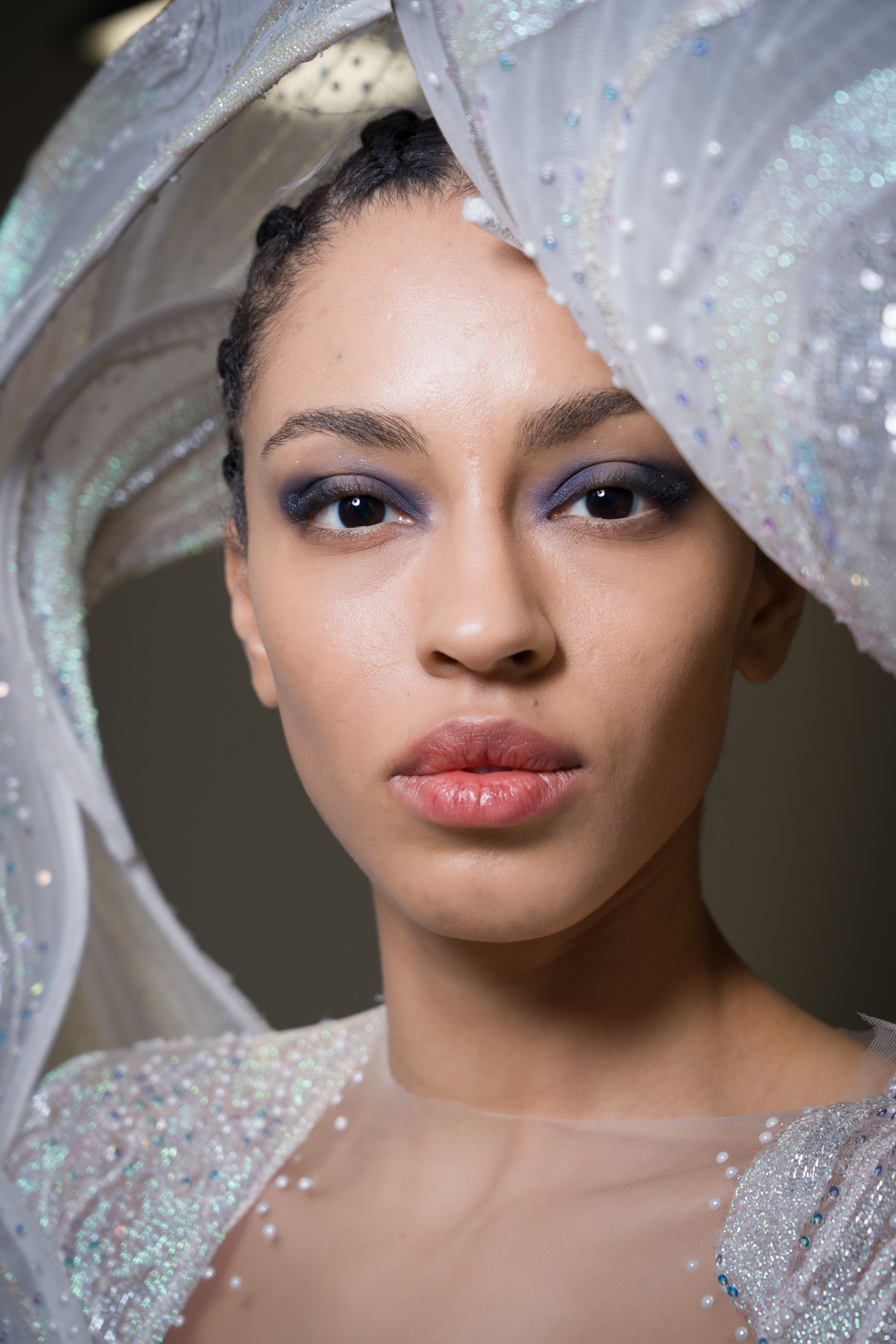 صيحة الـDenim Makeup  مع الظلال المتموجة من دار Rahul Mishra