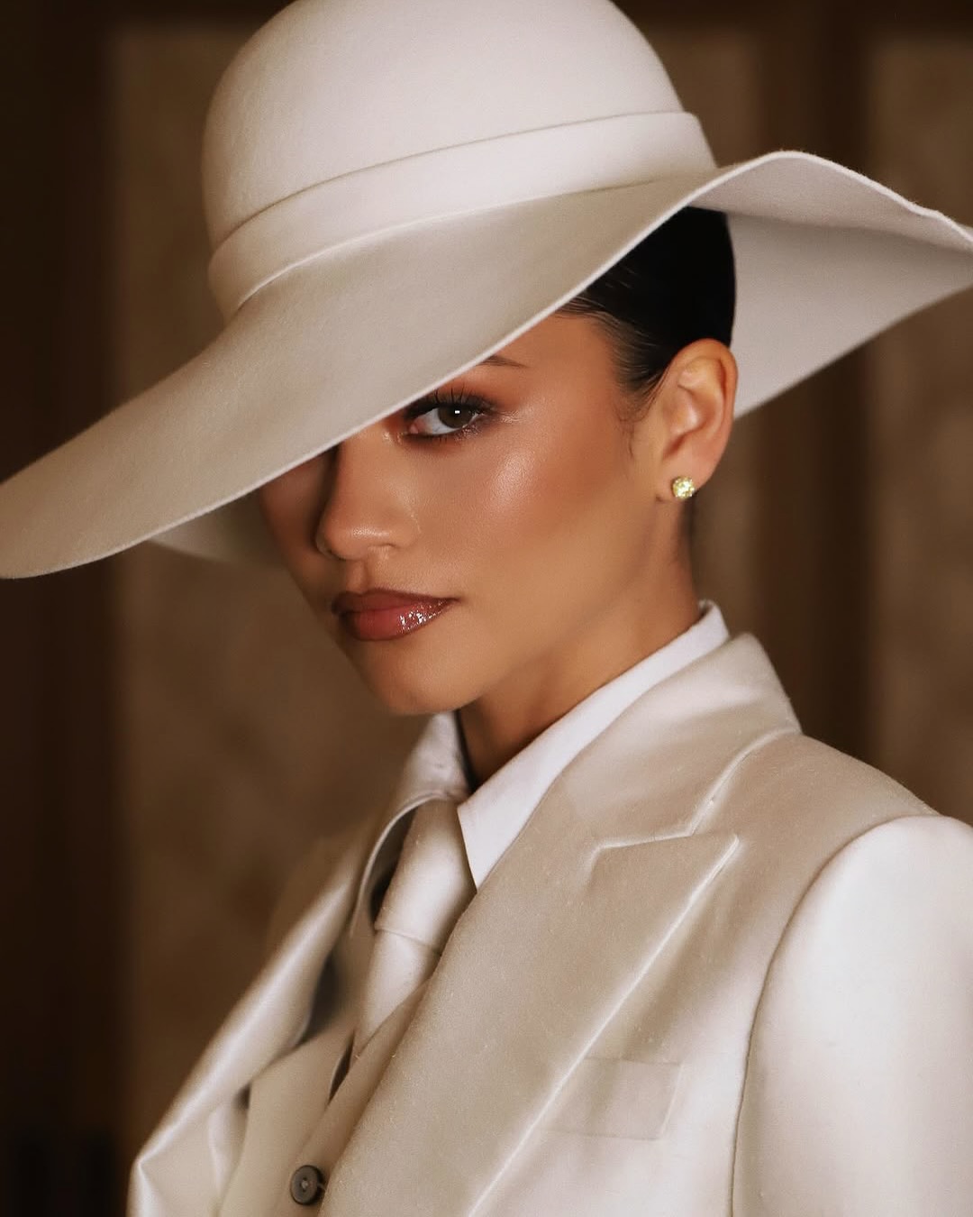 صيحة القبعة البيضاء العريضة بأسلوب Zendaya