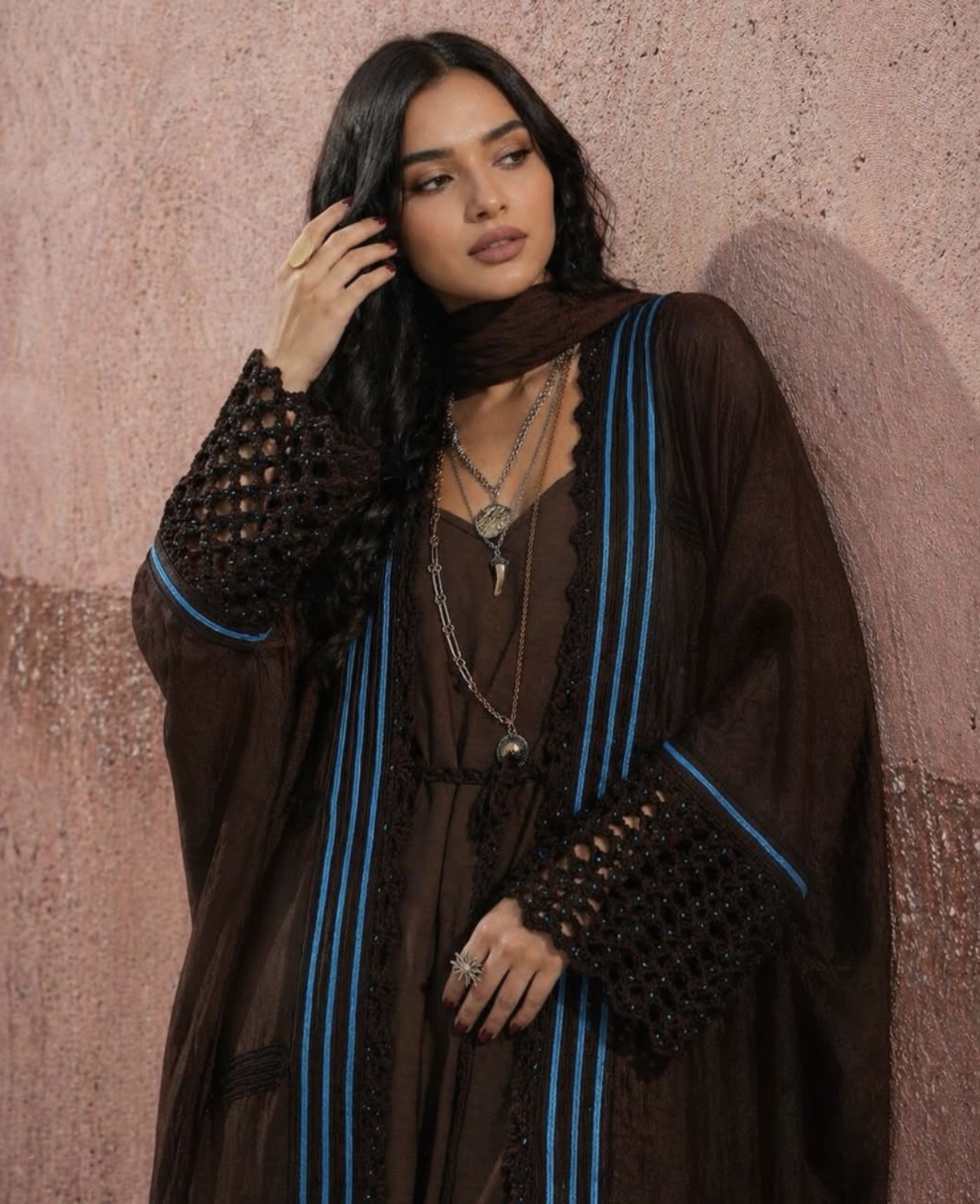 صيحة الكروشيه بطريقة معاصرة على عباءة من تصميم Ziya Wear