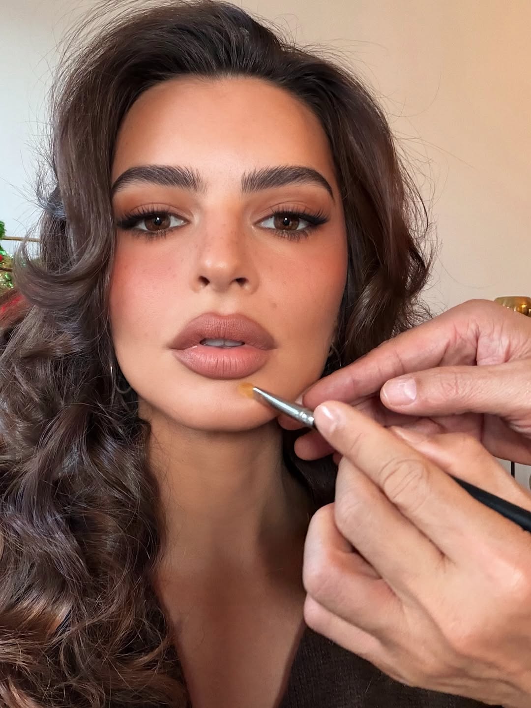 صيحة الكونتور القوي من وحي النجمة Emily Ratajkowsky