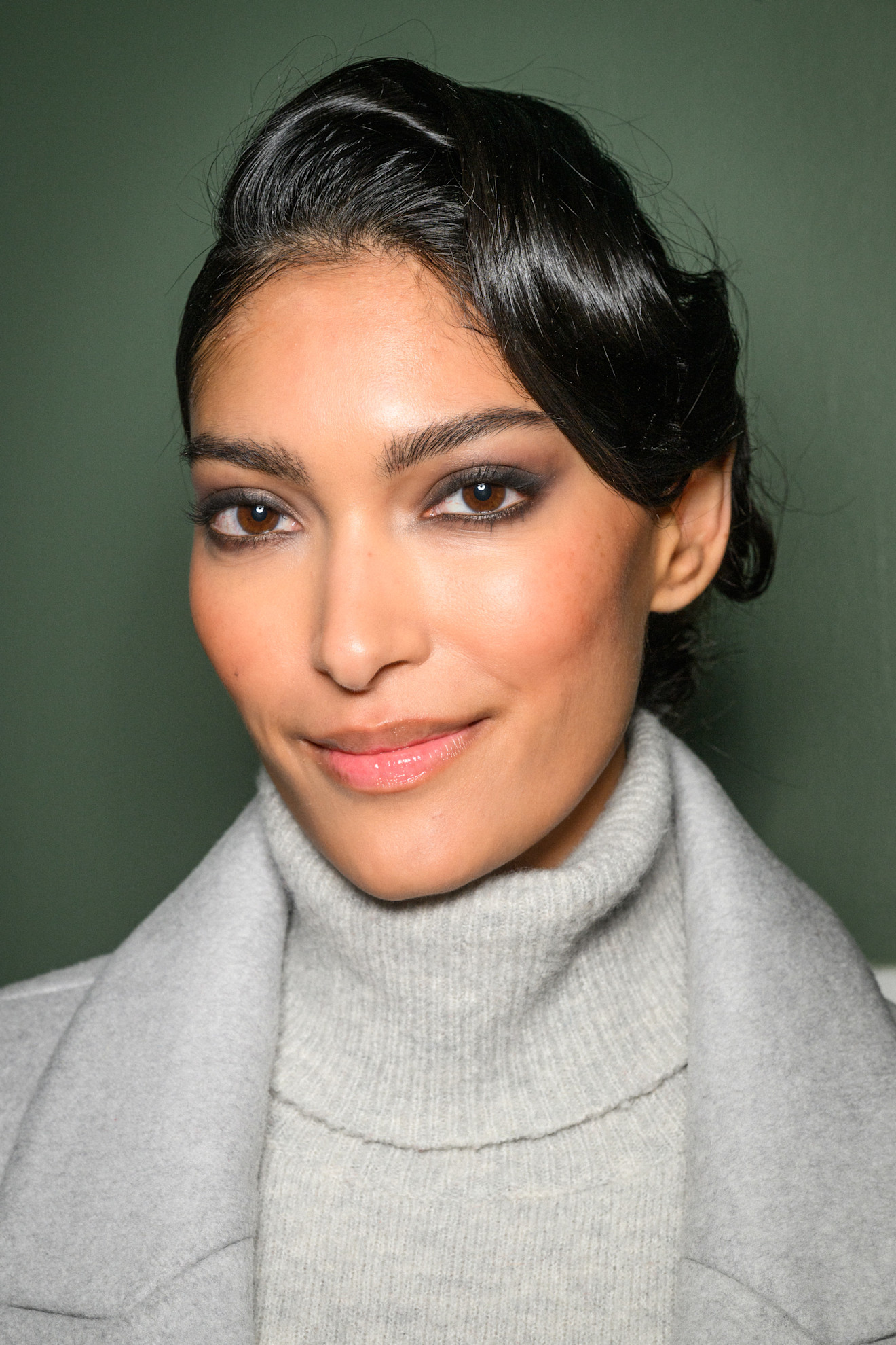 صيحة المكياج الأسود المتموج على الجفون العليا من دار Sergio Hudson