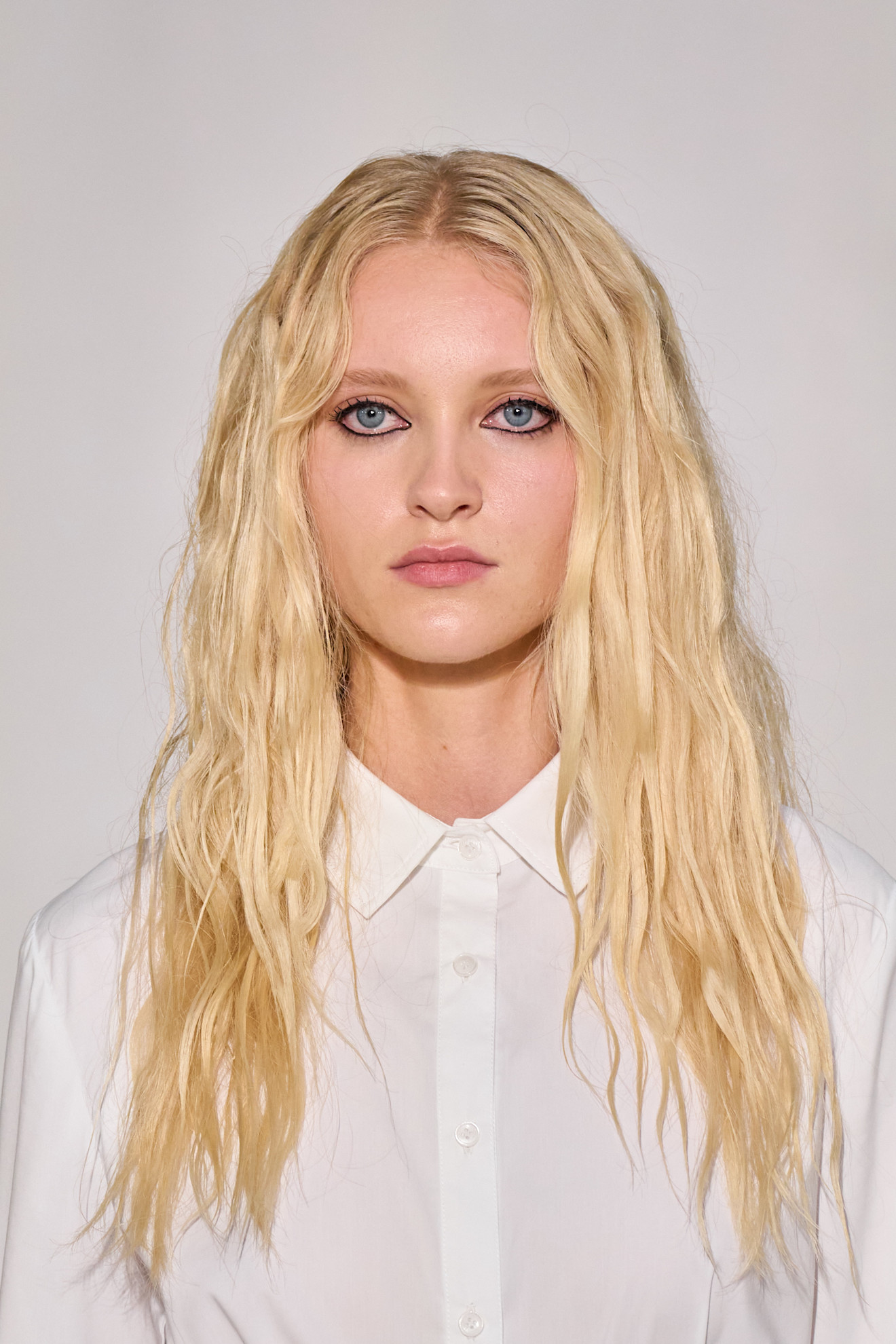 صيحة المكياج الاسود بخطوط كريمية من دار Mossi