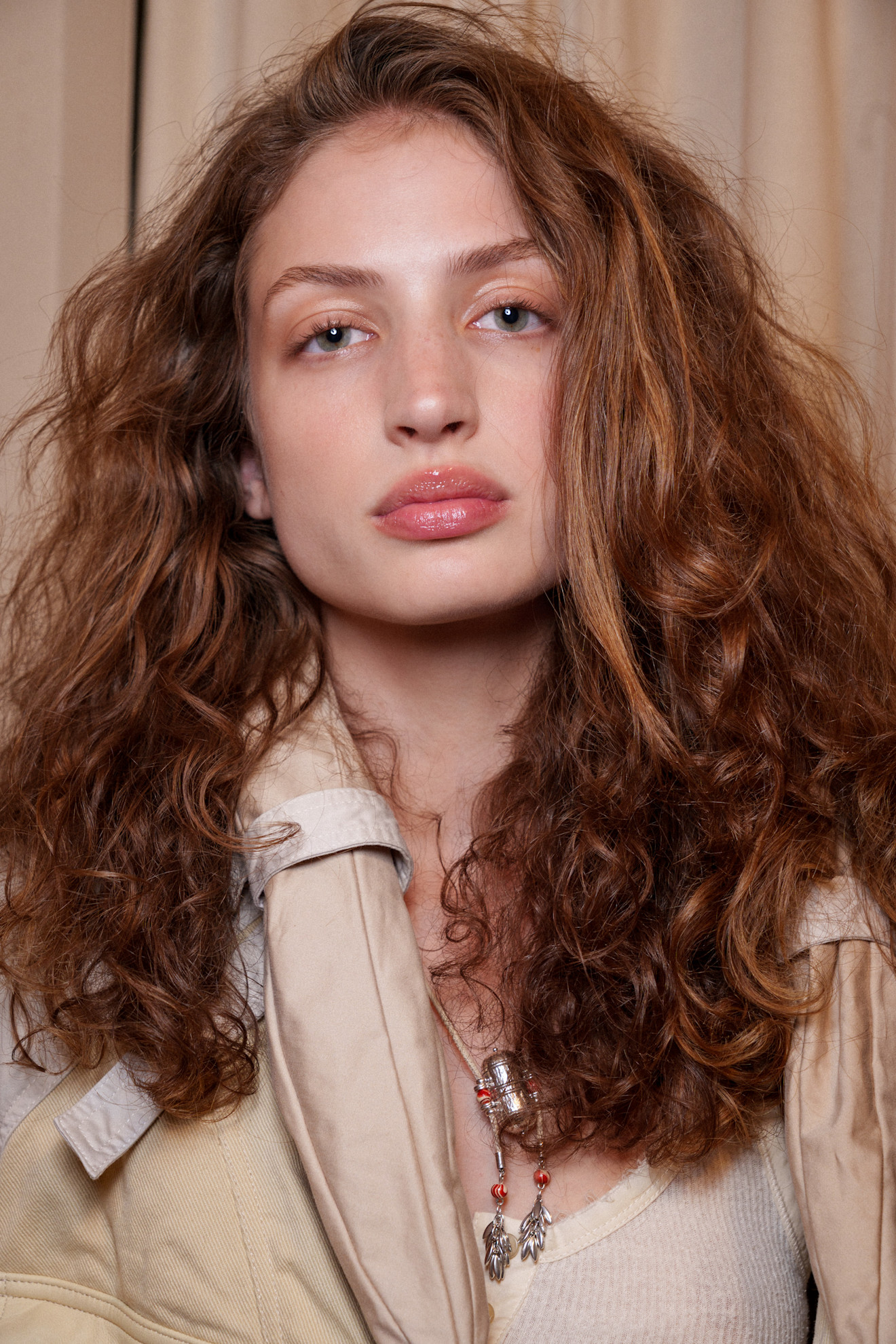 صيحة المكياج المرجاني مع الشفاه القوية  من دار Isabel Marant