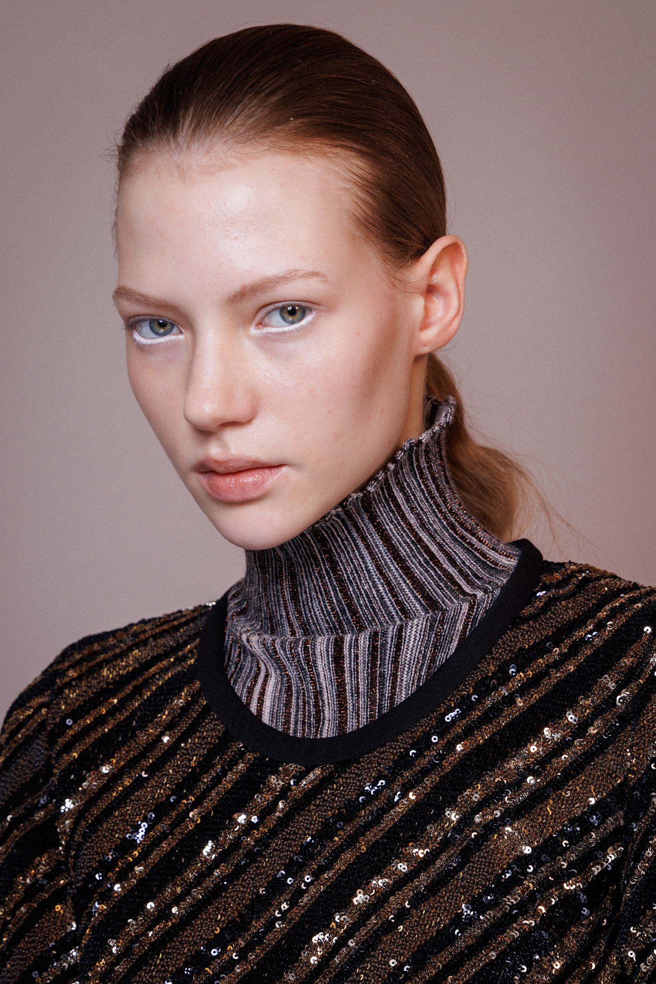 صيحة المكياج المشرق والابيض في عرض Giambattista Valli