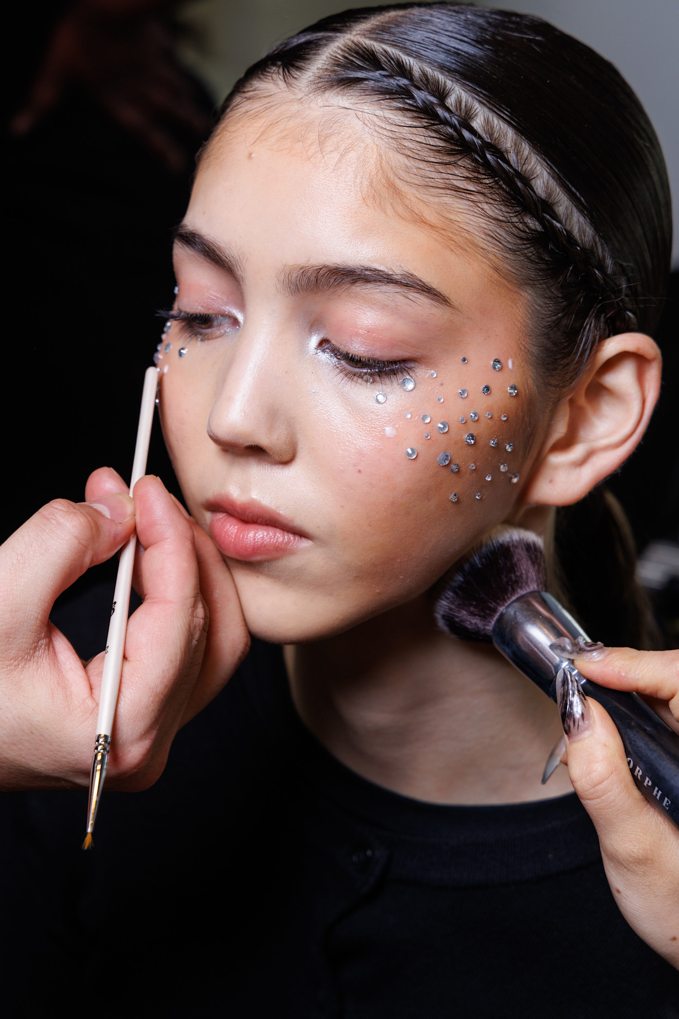 صيحة الوجنتين المشرقة مع الستراس من دار Maison Sara Chraibi