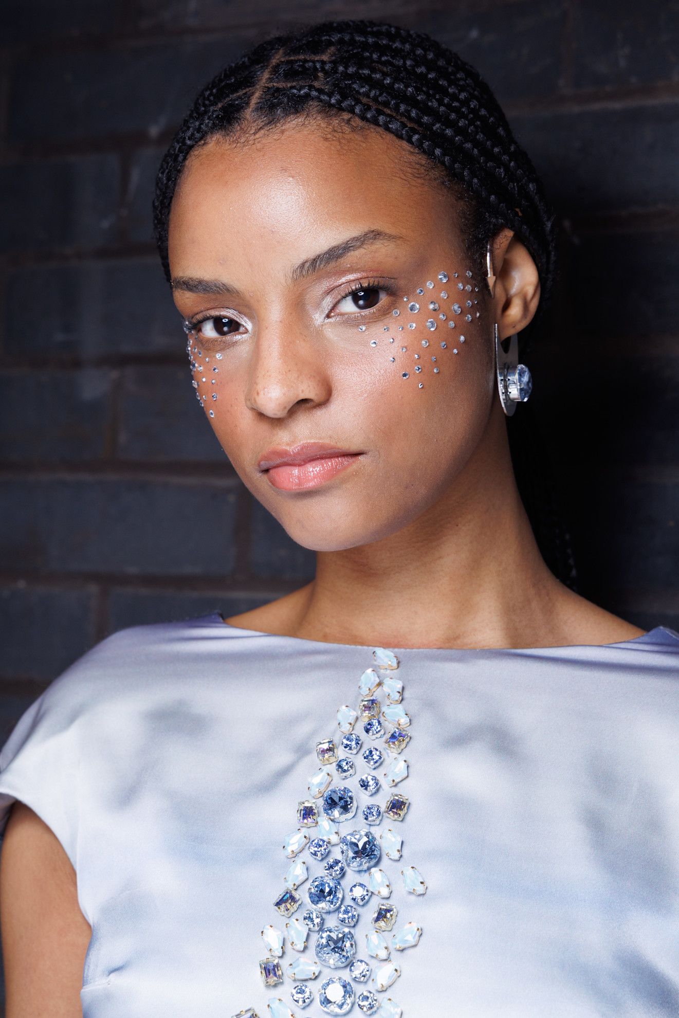 صيحة الوجنتين الملفتة مع الستراس من دار Maison Sara Chraibi