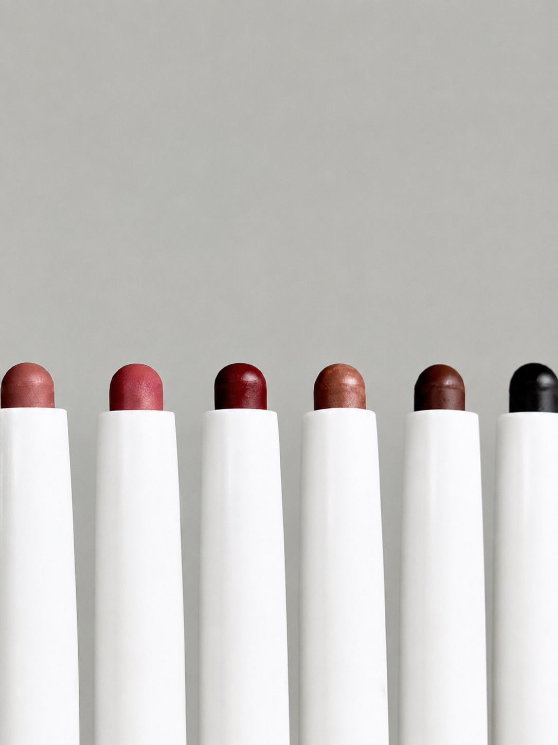 صُمّم بلور لاينر Blur Liner لمنح الشفاه تحديدًا ناعمًا من دون خطوط حادّة