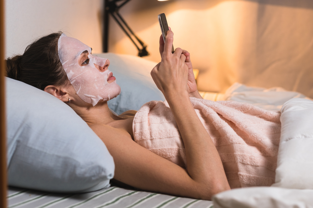 ضعي قناعًا ورقيًا (Sheet Mask) يحتوي على مادة الألوفيرا أو البانثينول