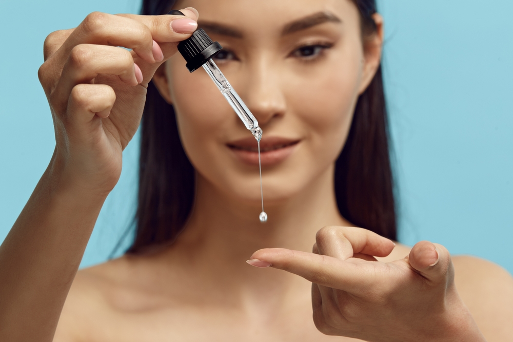 ضعي نقطة من السيروم أو الزيت الخفيف على راحة يدك ووزعيه على أطراف الشعر لإضفاء لمعان طبيعي دون أن يبدو دهنياً