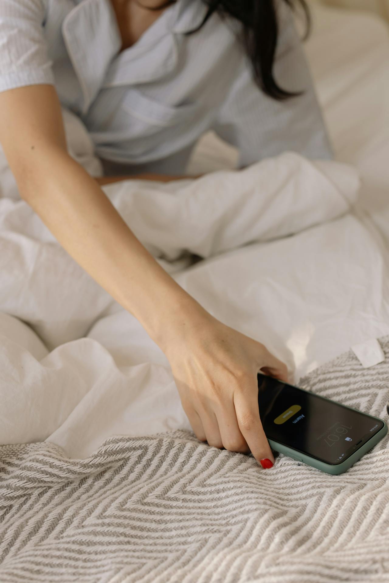 ضعي هاتفكِ في مكان بعيد قبل النوم لحماية بشرتك من الضوء الأزرق أثناء دورة إصلاحها الذاتي ليلًا