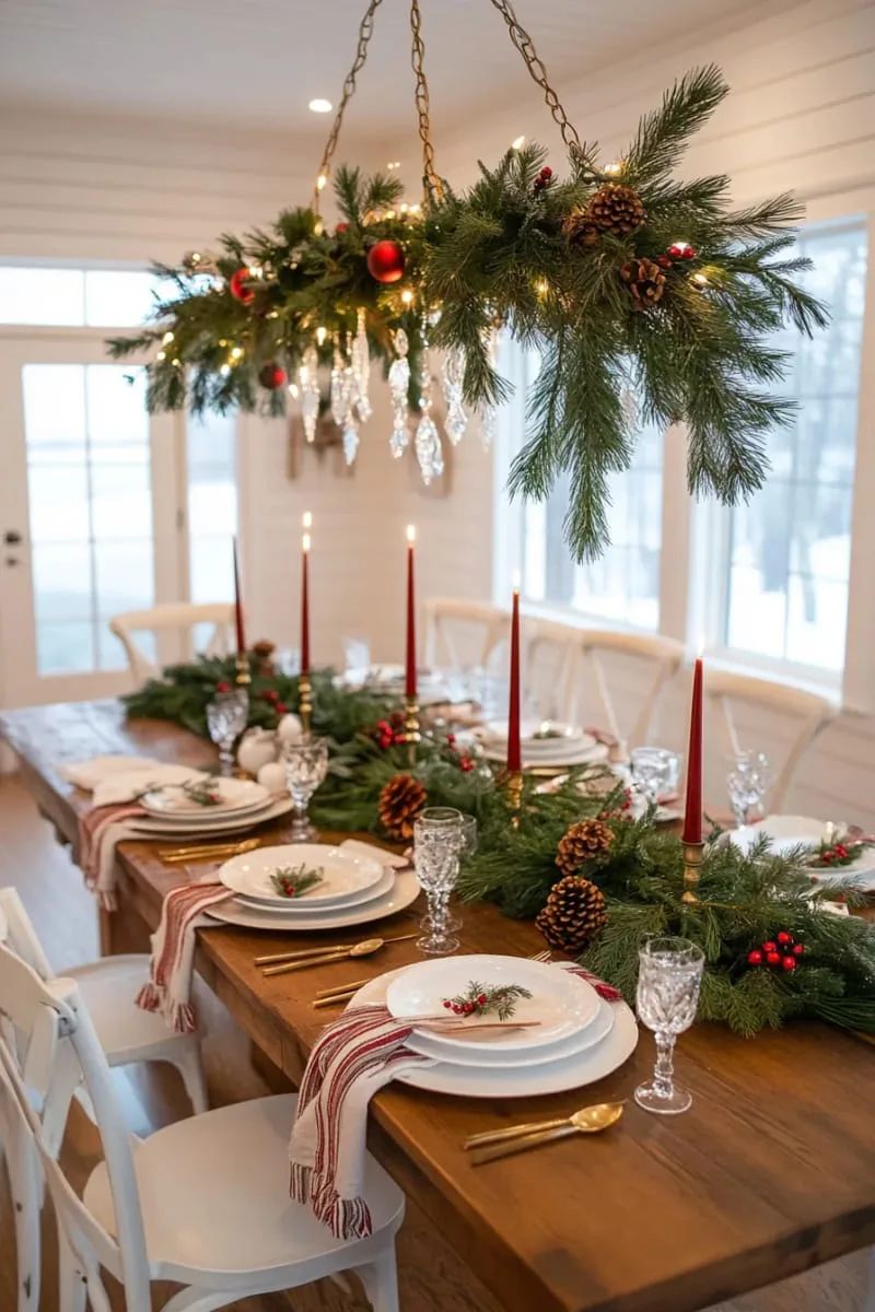 طاولة الطعام مزينة بعناصر طبيعية