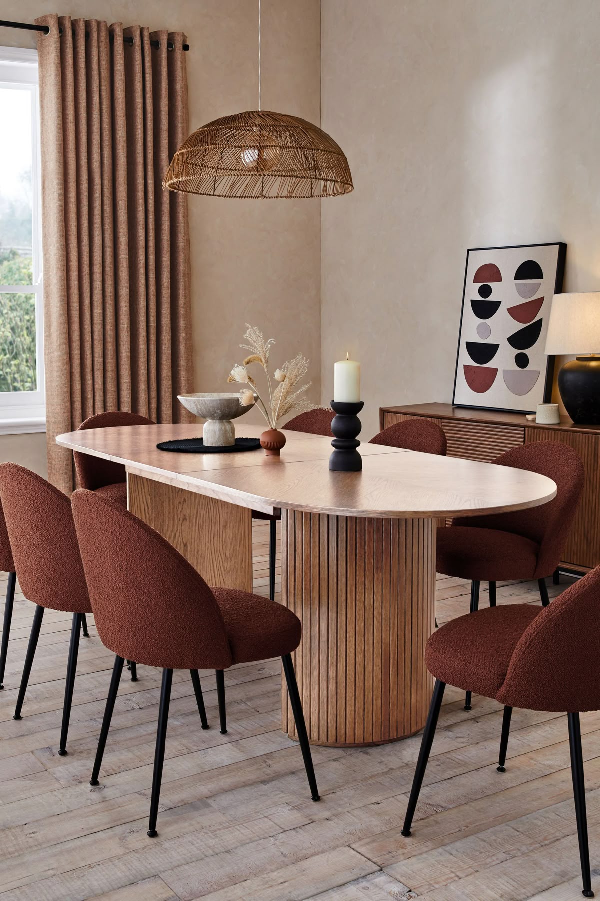 طاولة طعام بيضاوية الشكل