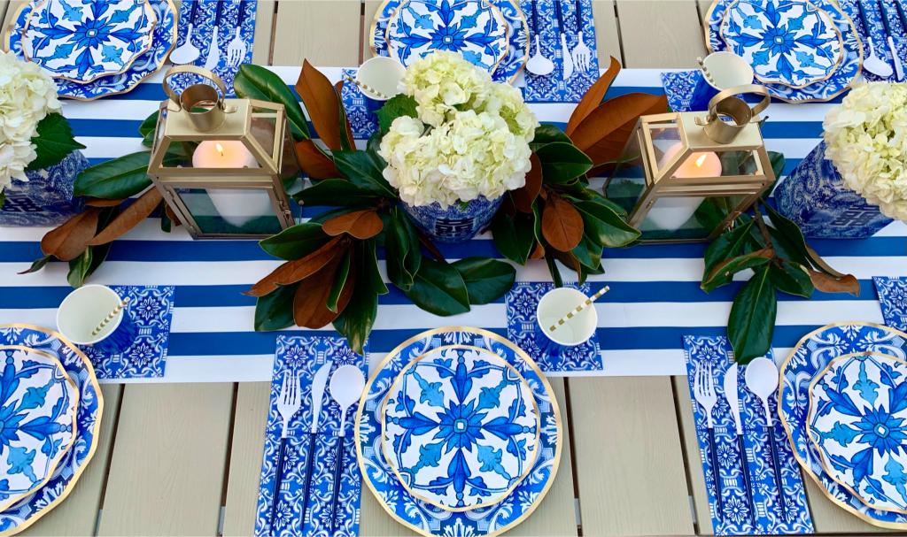 طاولة طعام مزينة بتيمة اللون الأزرق