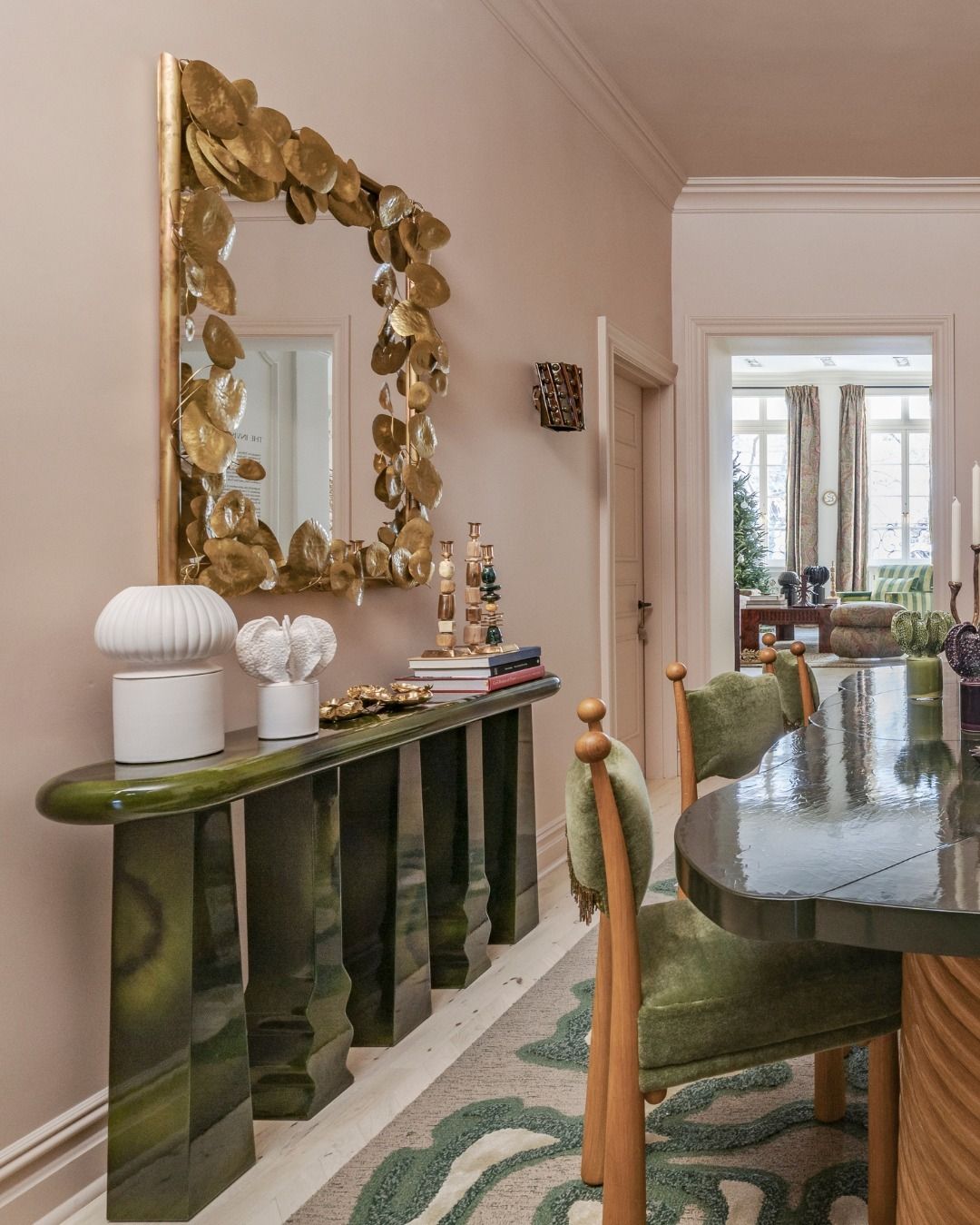 طاولة كونسول مميزة التصميم باللون الأخضر الزيتي في غرفة الطعام