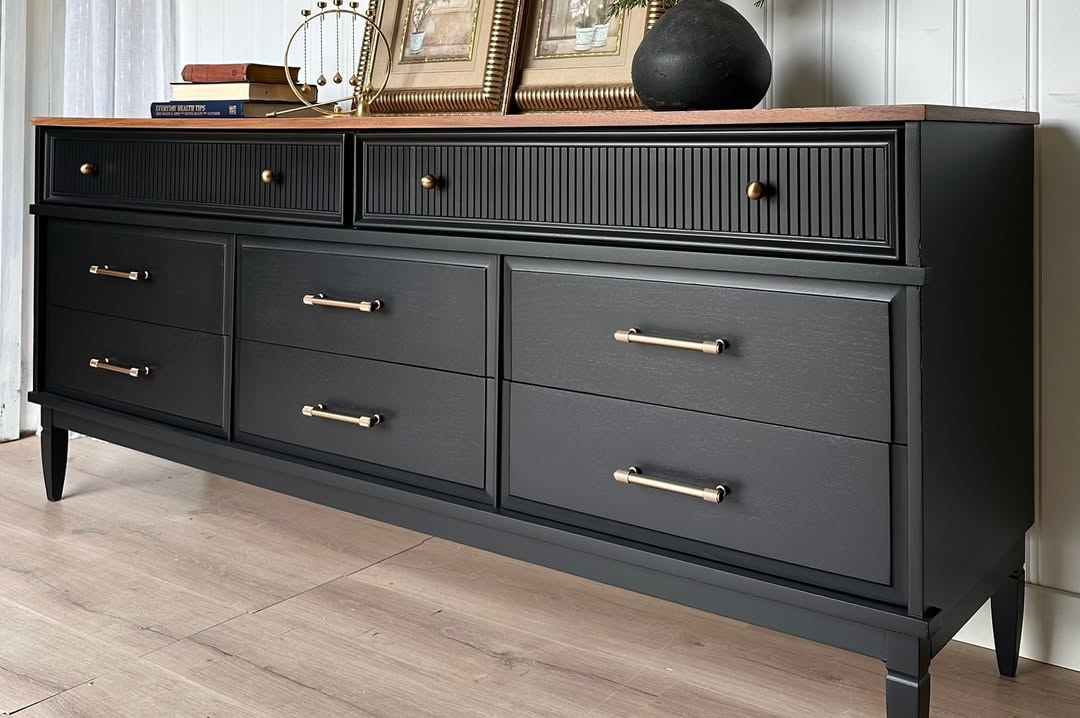 طاولة كونيول عتيقة بمقابض عصرية