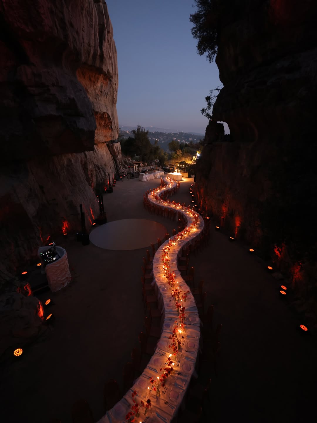 طاولة متعرجة في حفلات - الصورة من Tie The Knotزفاف فبراير