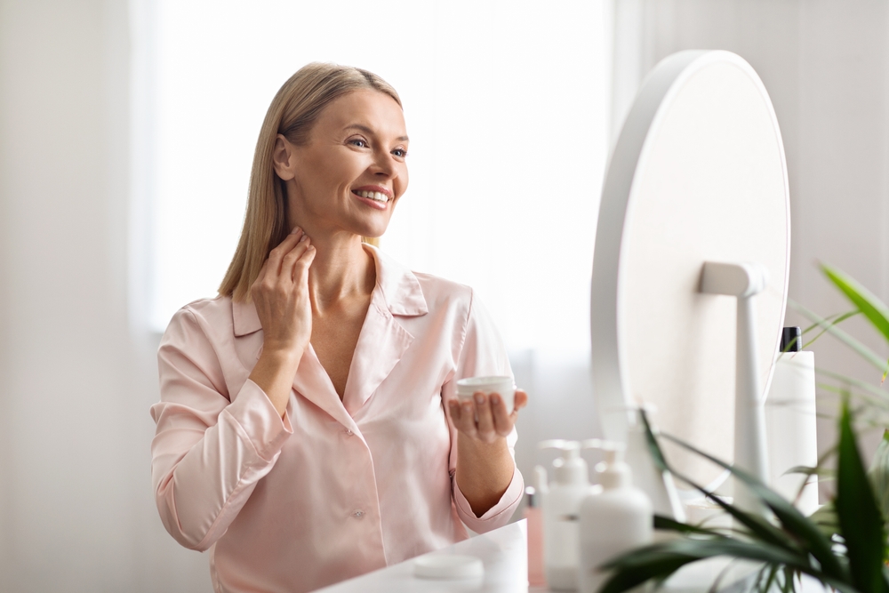 طبّقي جل بذور الكتان برفق على وجهكِ لتأخير التجاعيد