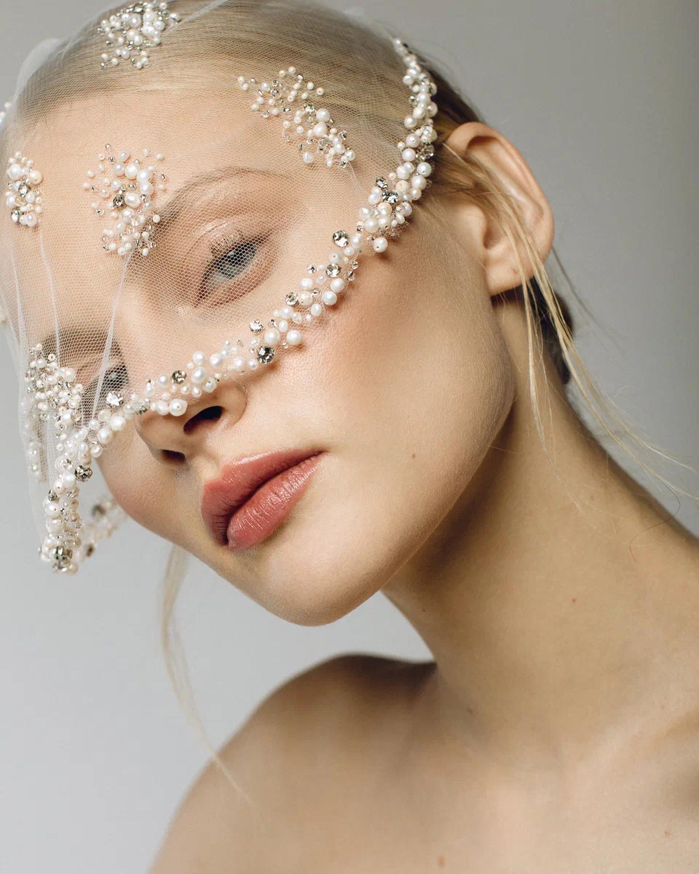 طرحة اللؤلؤ من دار Tatyana Kochnova Atelier