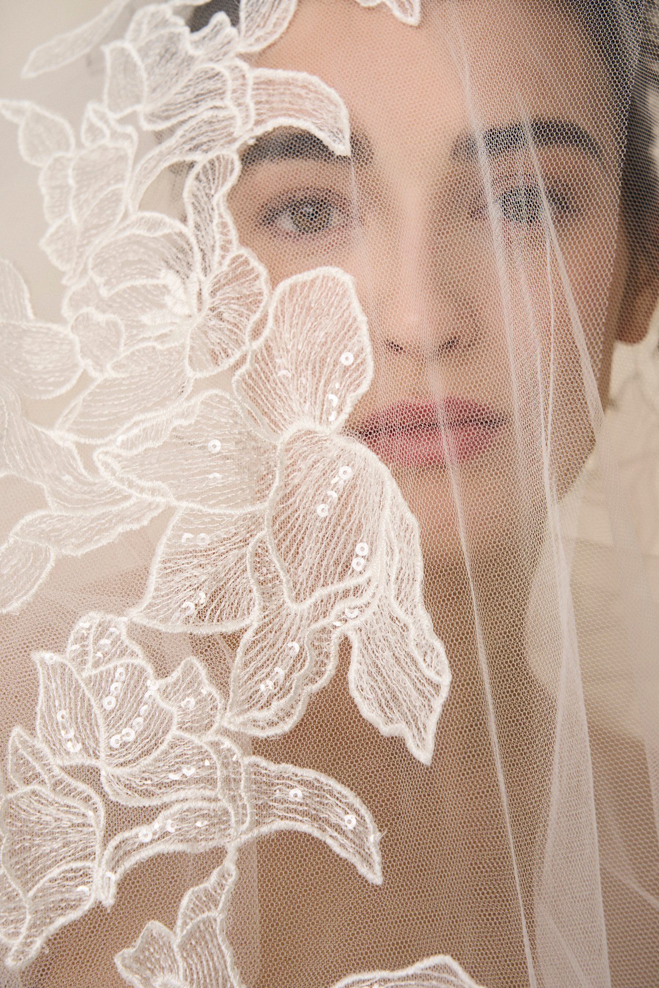 طرحة بتطريزات الورود من توقيع رامي العلي