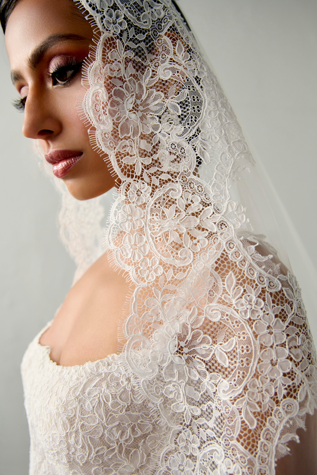 طرحة بتطريزات الورود من جاستين ألكساندر