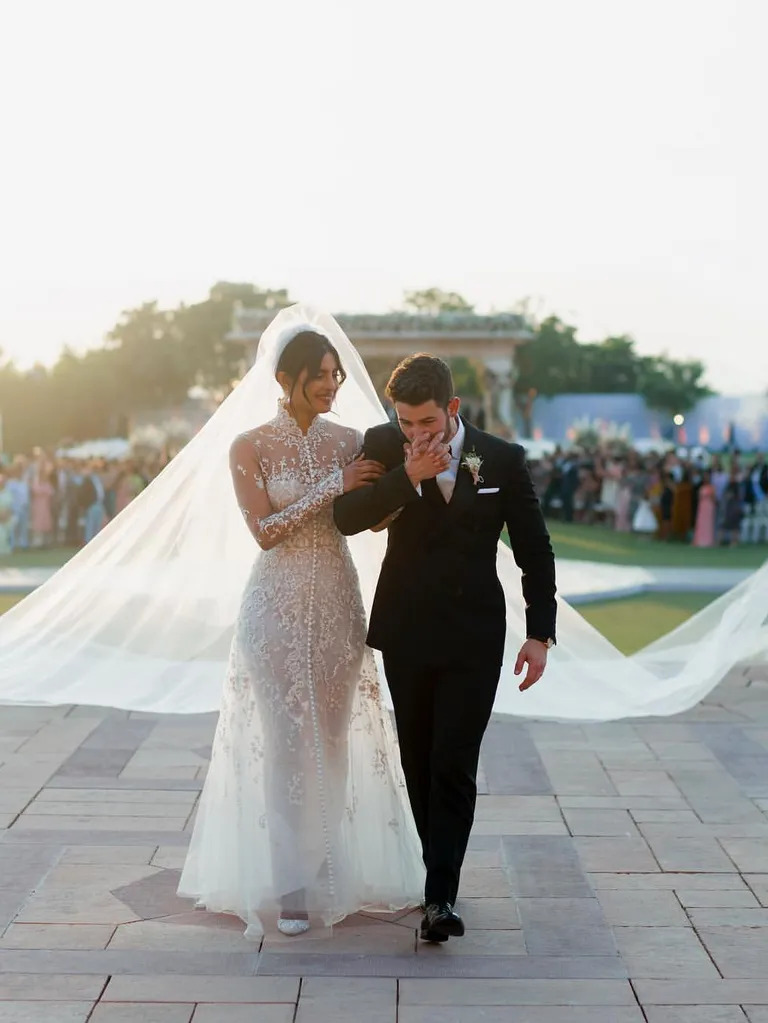 طرحة بريانكا تشوبرا Priyanka Chopra من تصميم رالف لورين Ralph Lauren