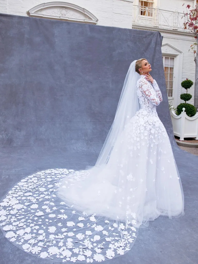 طرحة زفاف باريس هيلتون Paris Hilton من تصميم أوسكار دي لا رينتا Oscar de la Renta