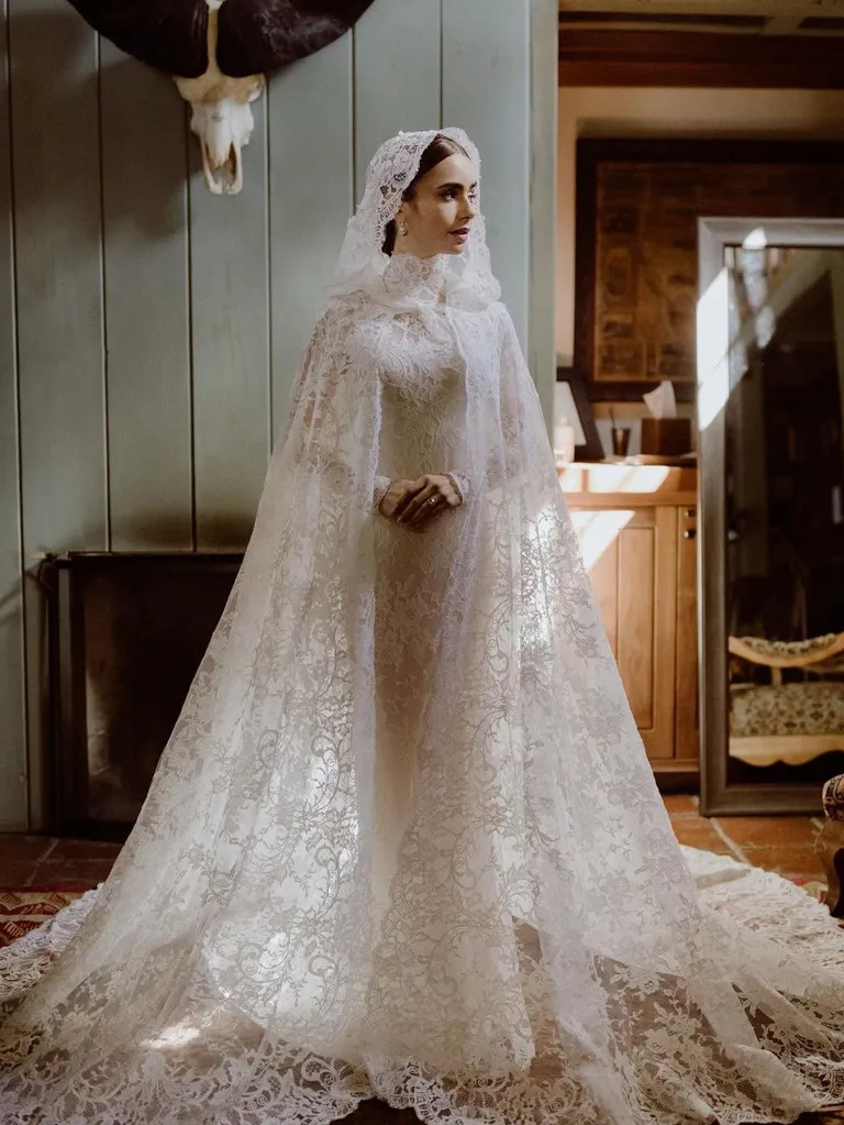 طرحة زفاف ليلي كولينز Lily Collins من تصميم رالف لورين Ralph Lauren