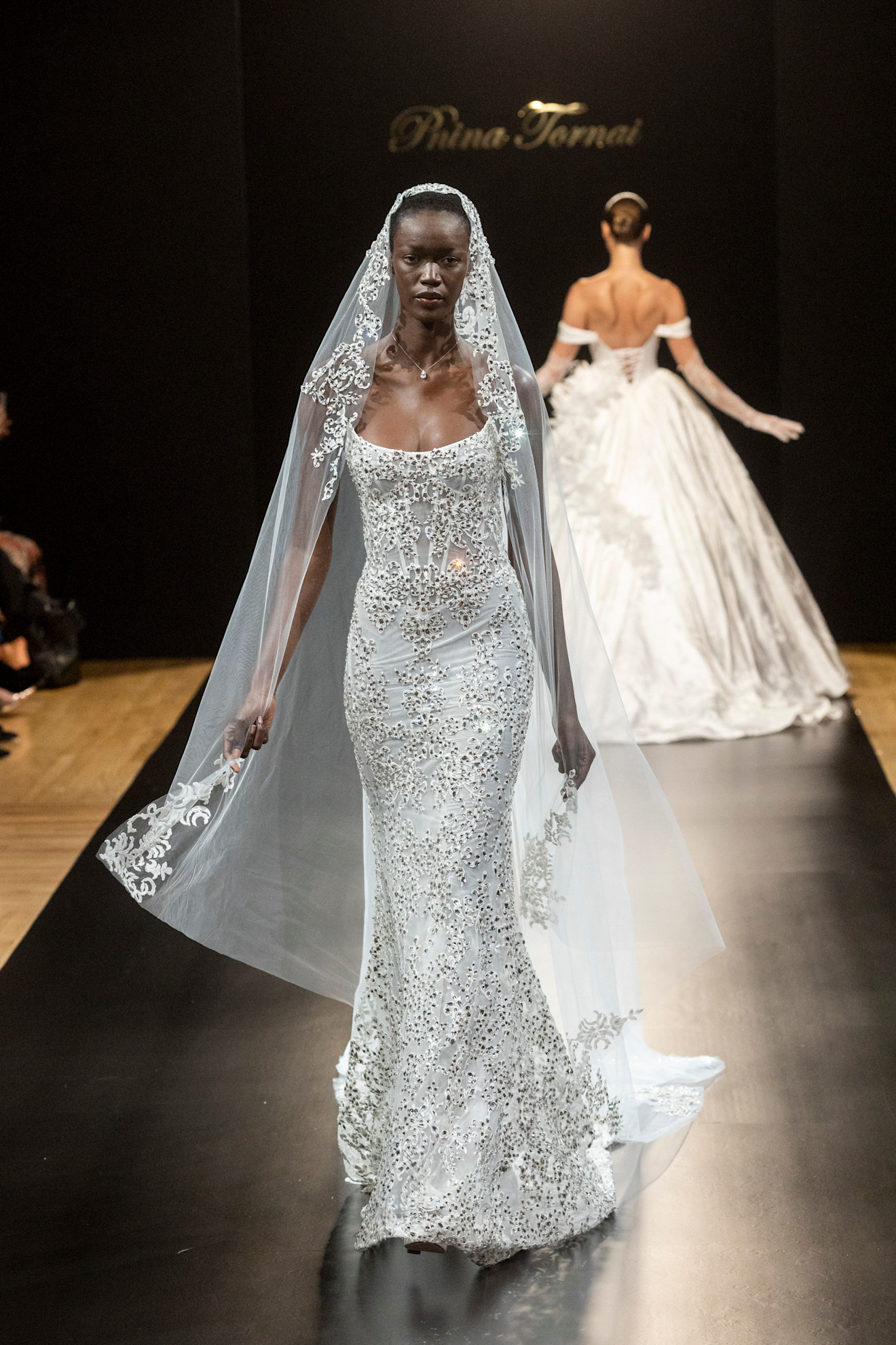 طرحة مزخرفة توقيع بنينا تورناي