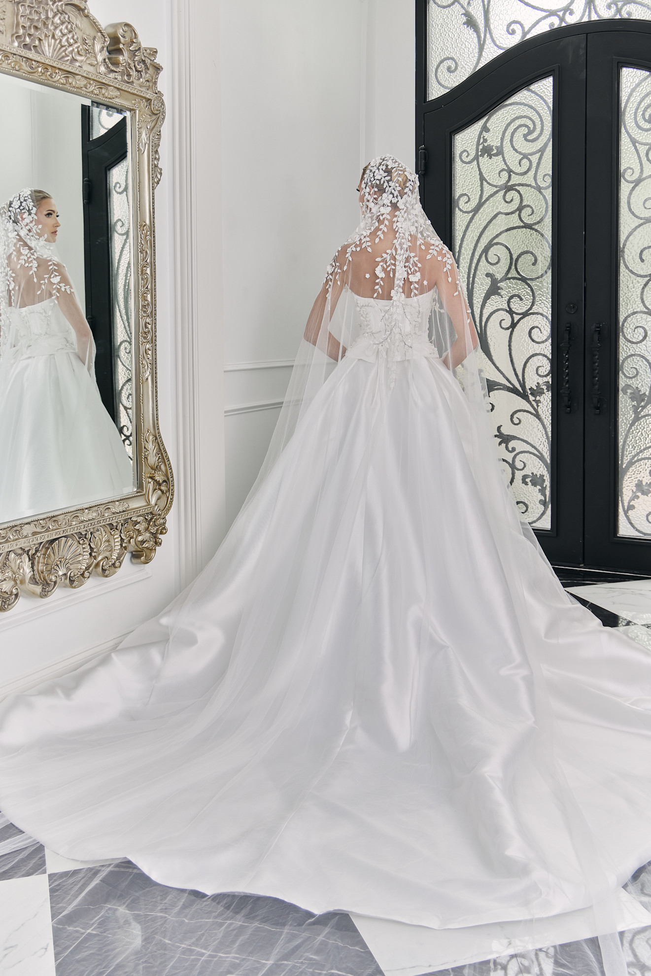 طرحة مزينة بالزهور من آسي أزينابور