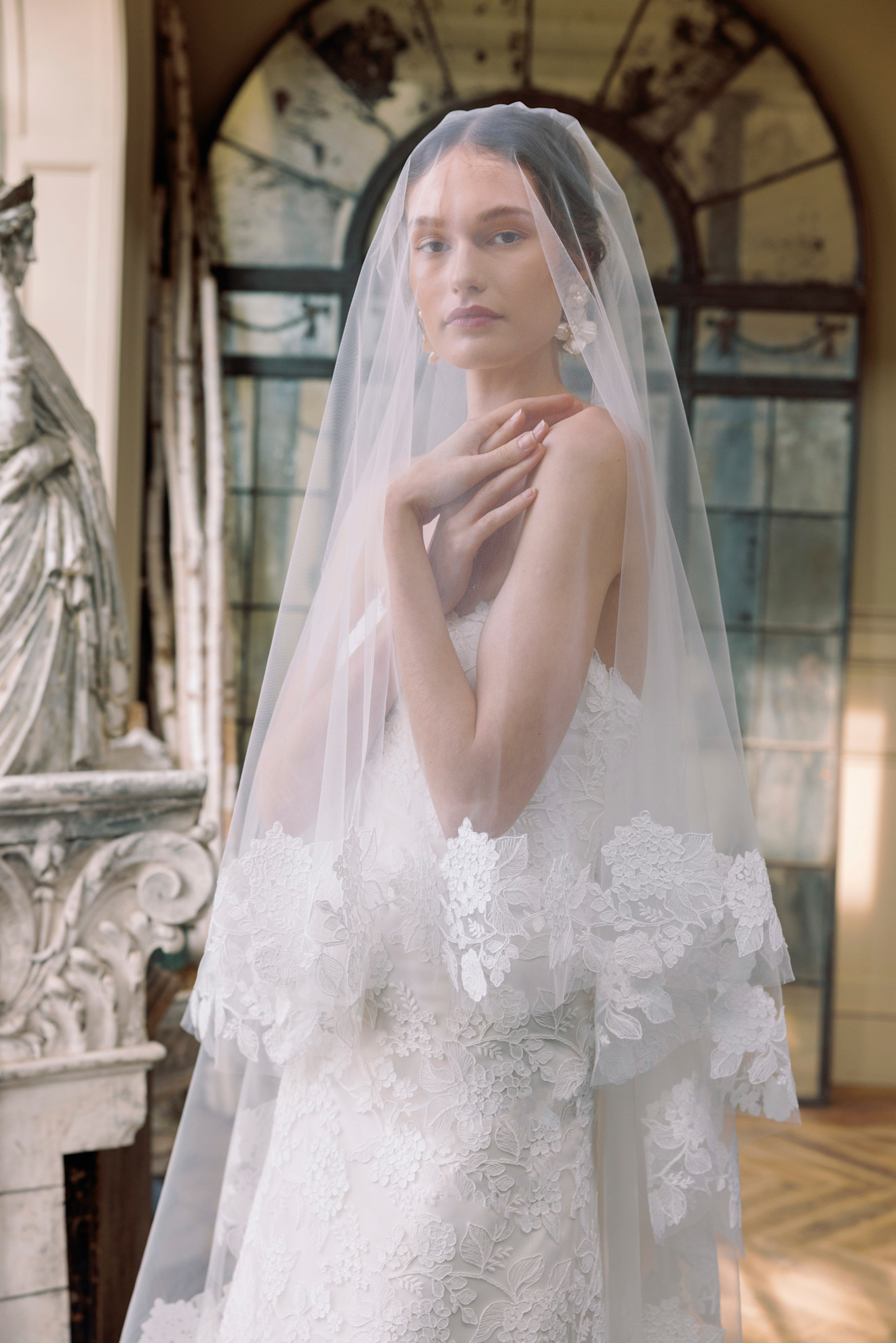 طرحة من الدانتيل والتول في مجموعة ساريه نوري لربيع 2026