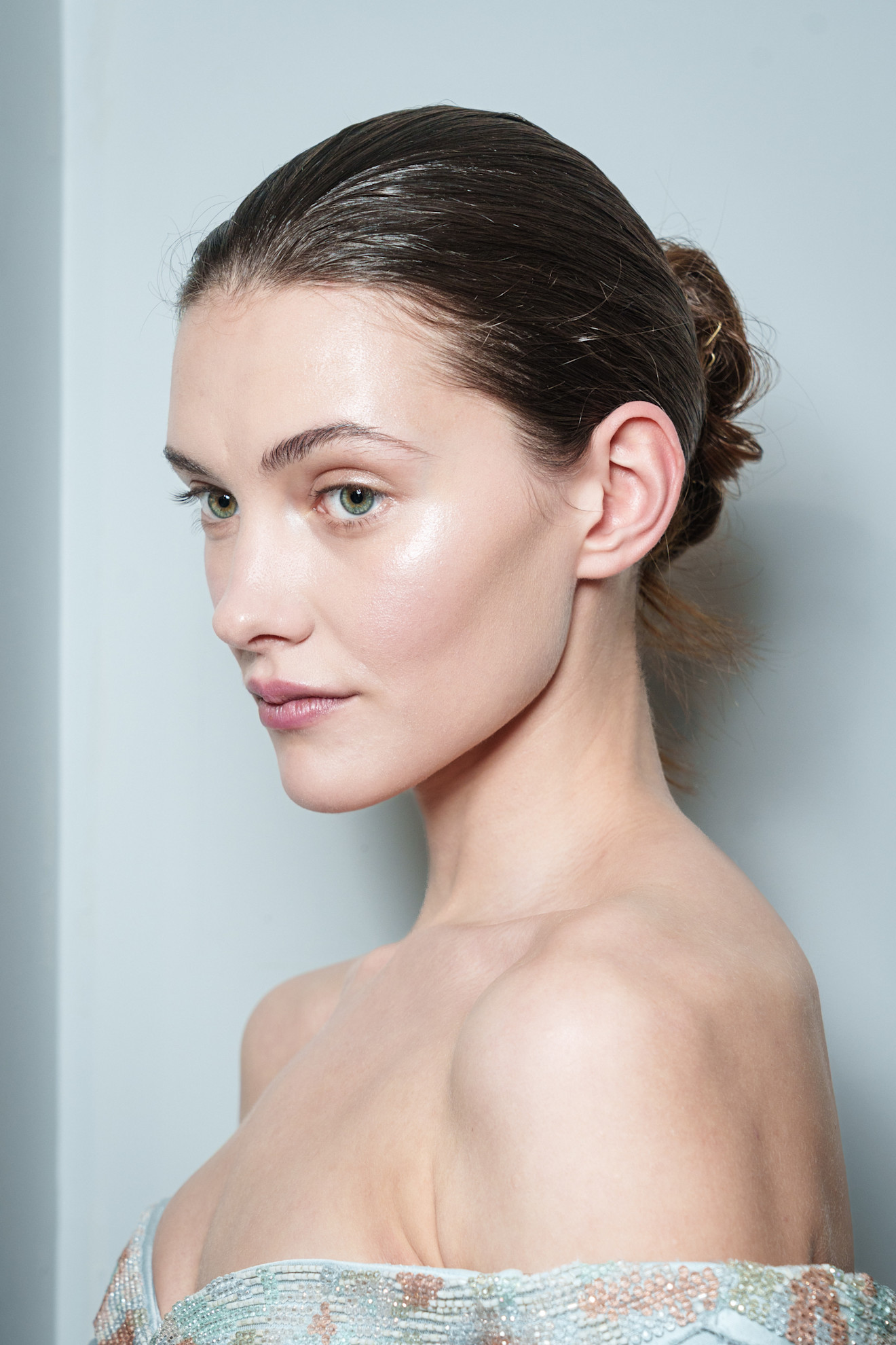 طرق فعّالة لإزالة المكياج المقاوم للمياه