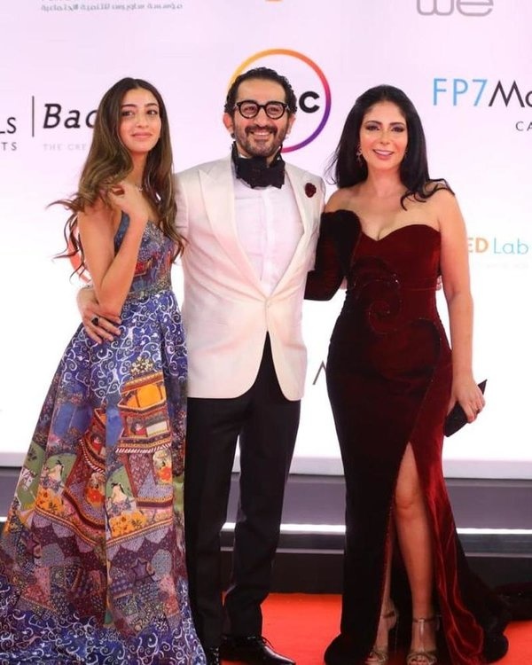 طريقة منى زكي في حماية أبنائها