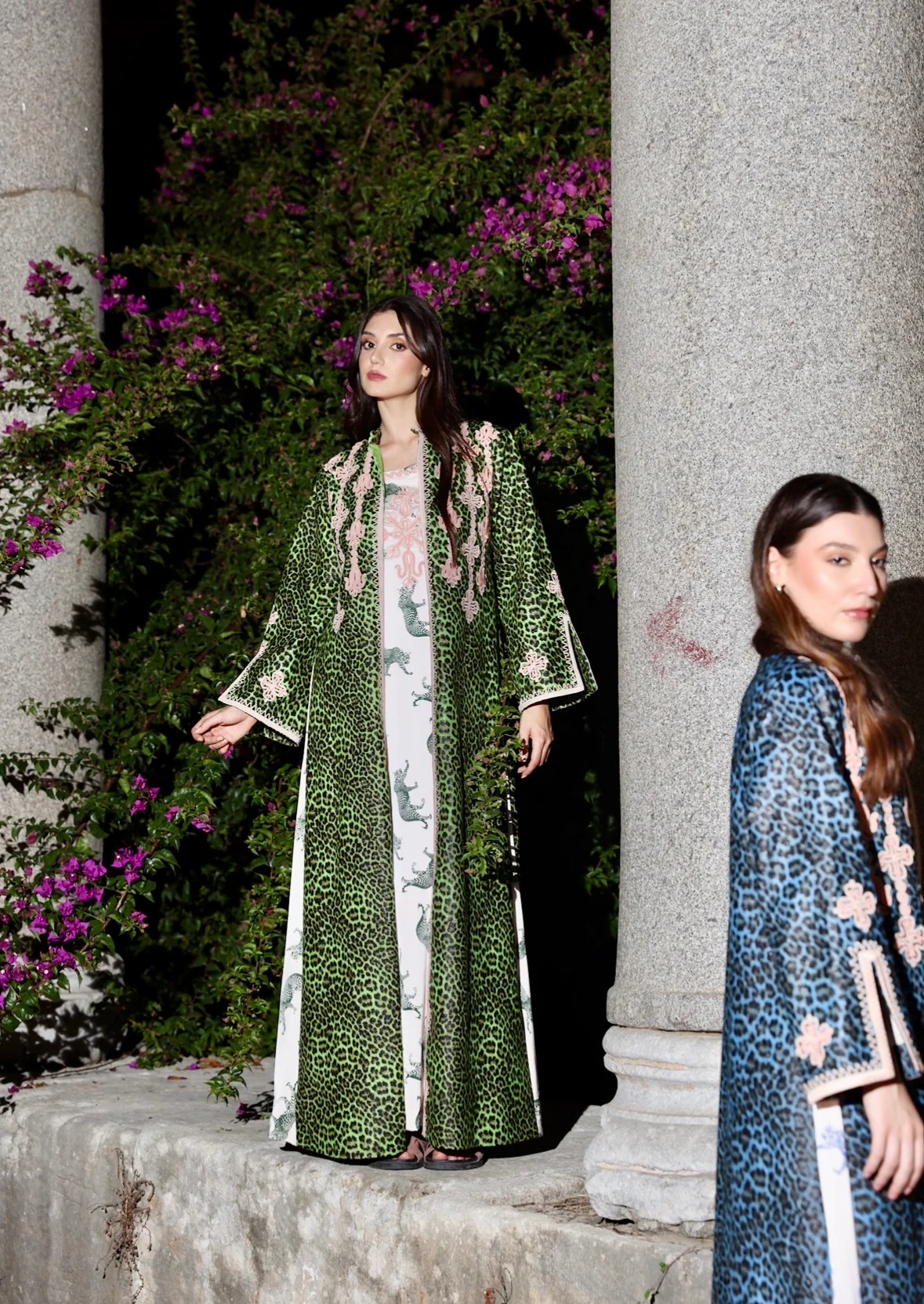 طقم بشت وفستان من تصميم نشل بطبعة النمر الأخضر وتطريز وردي