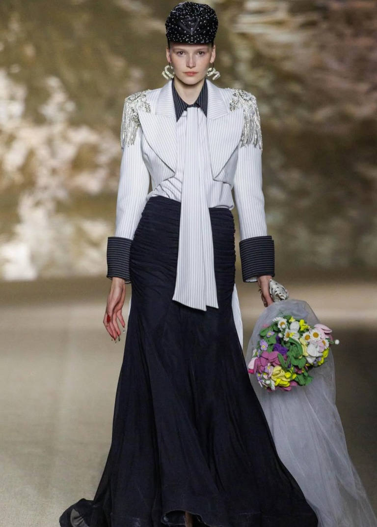 طقم بليزر و تنورة من دار Atelier Hejayat