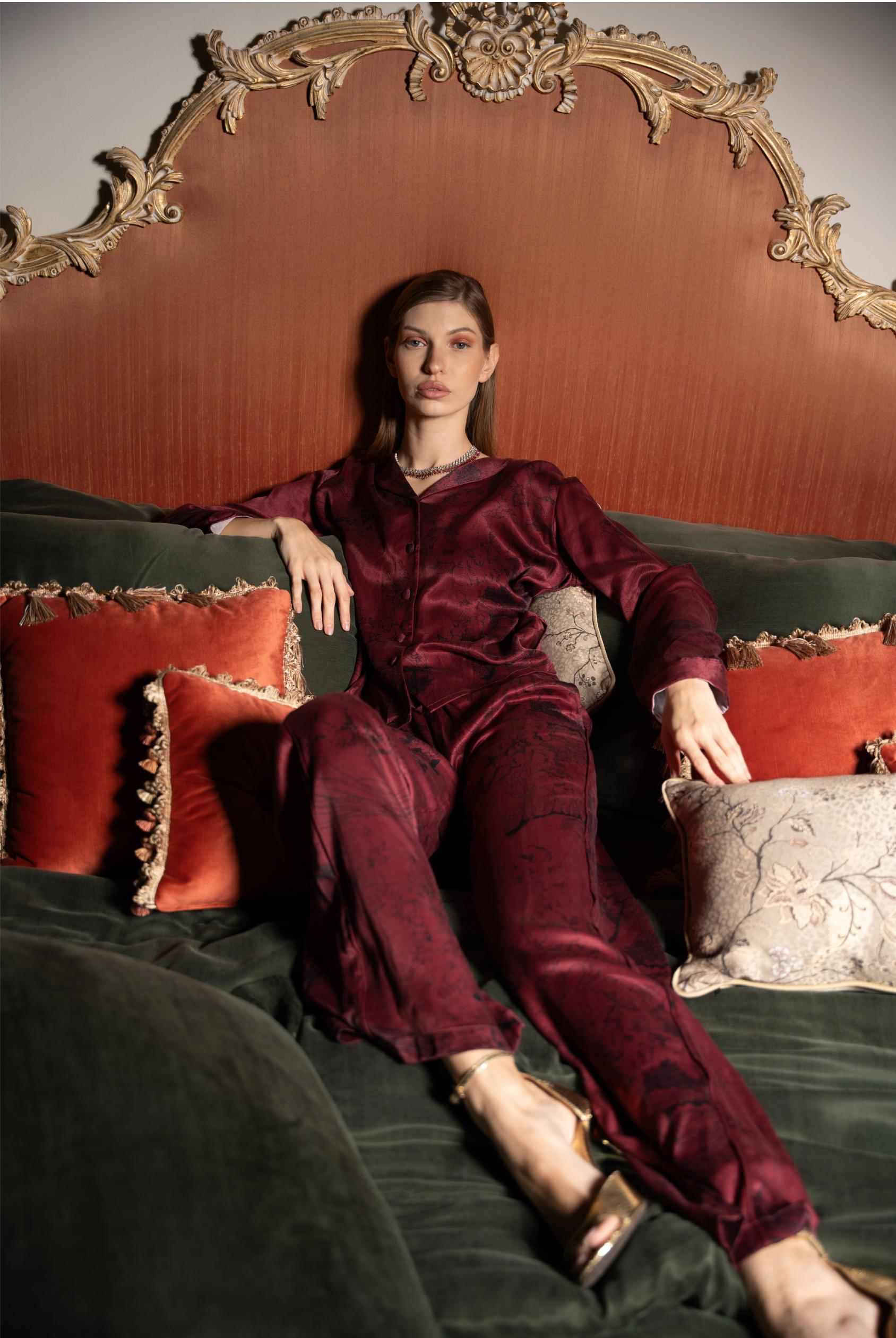 طقم حرير بنطال وقميص من تصميم العلامة Cho