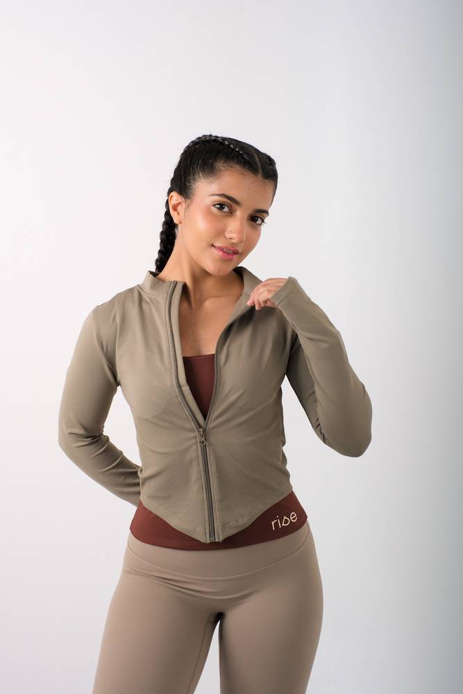 طقم رياضي من العلامة السعودية للملابس الرياضية DarFit