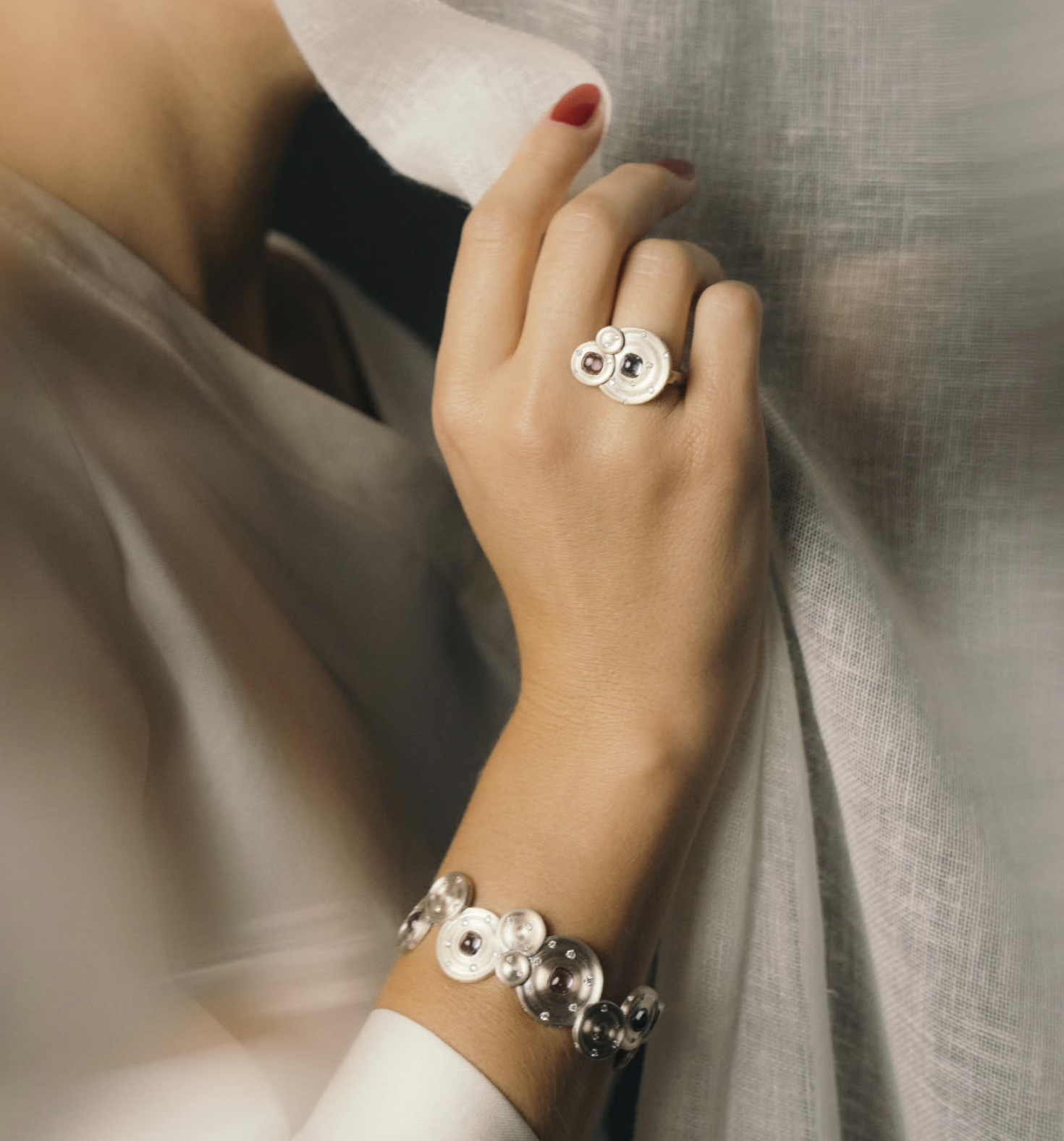 طقم مستوحى من الماء من تصاميم NUUN Jewels