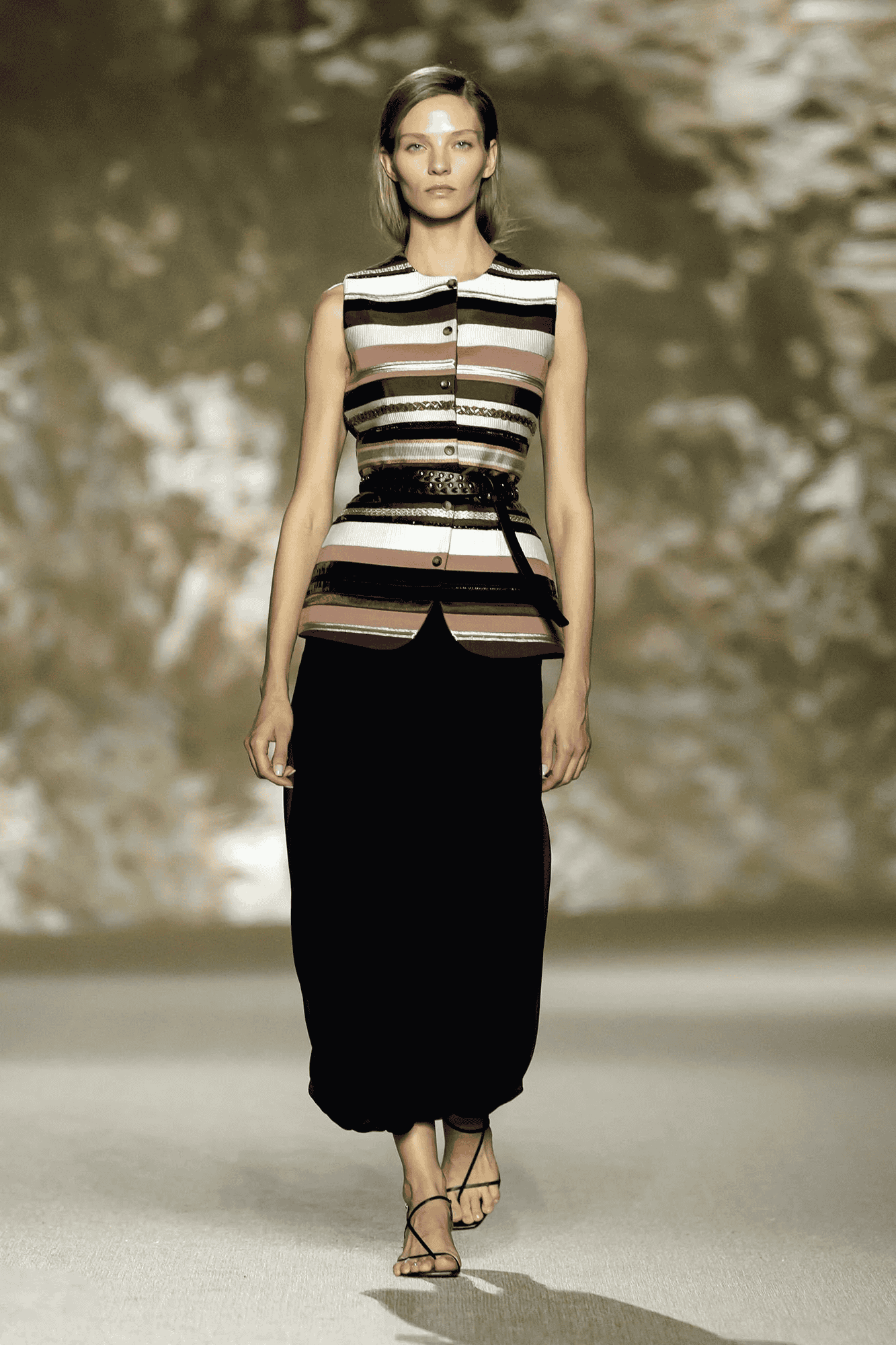 طقم مطرز بالسدو من ABADIA ضمن أسبوع الأزياء في الرياض ٢٠٢٦.jpg