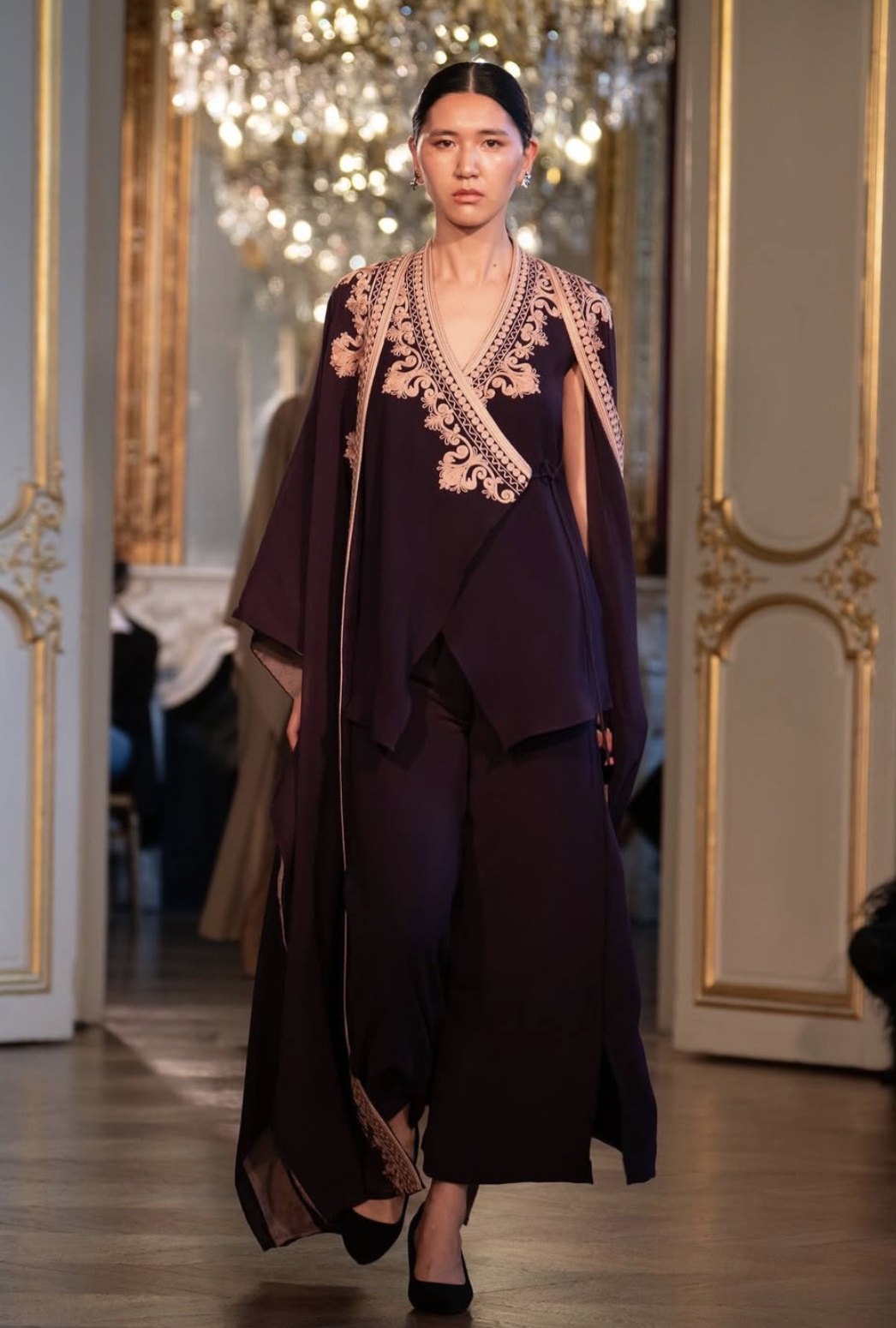 طقم مطرز من العلامة Hindami ضمن أسبوع الأزياء المحتشمة في باريس (1)