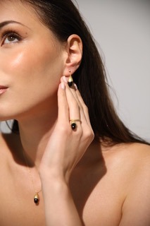 طقم من الحلق والسلسال والخاتم من تصاميم Ulia Jewelry