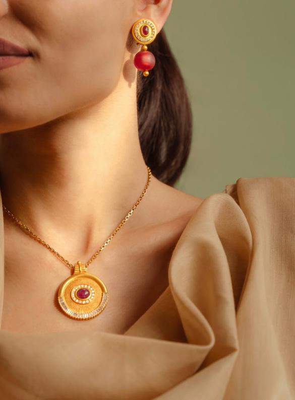 طقم من الذهب والياقوت من تصاميم هالة الشعيل