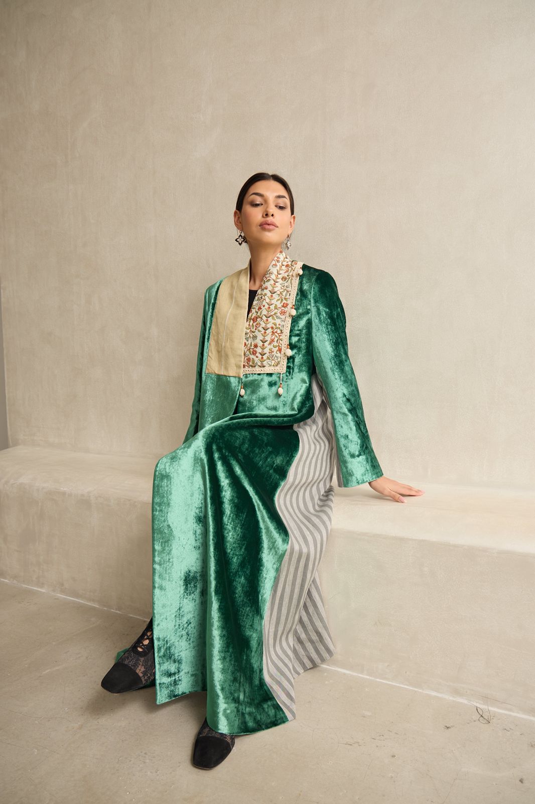 طقم من تصاميم Moqmal باللون الأخضر الزمردي